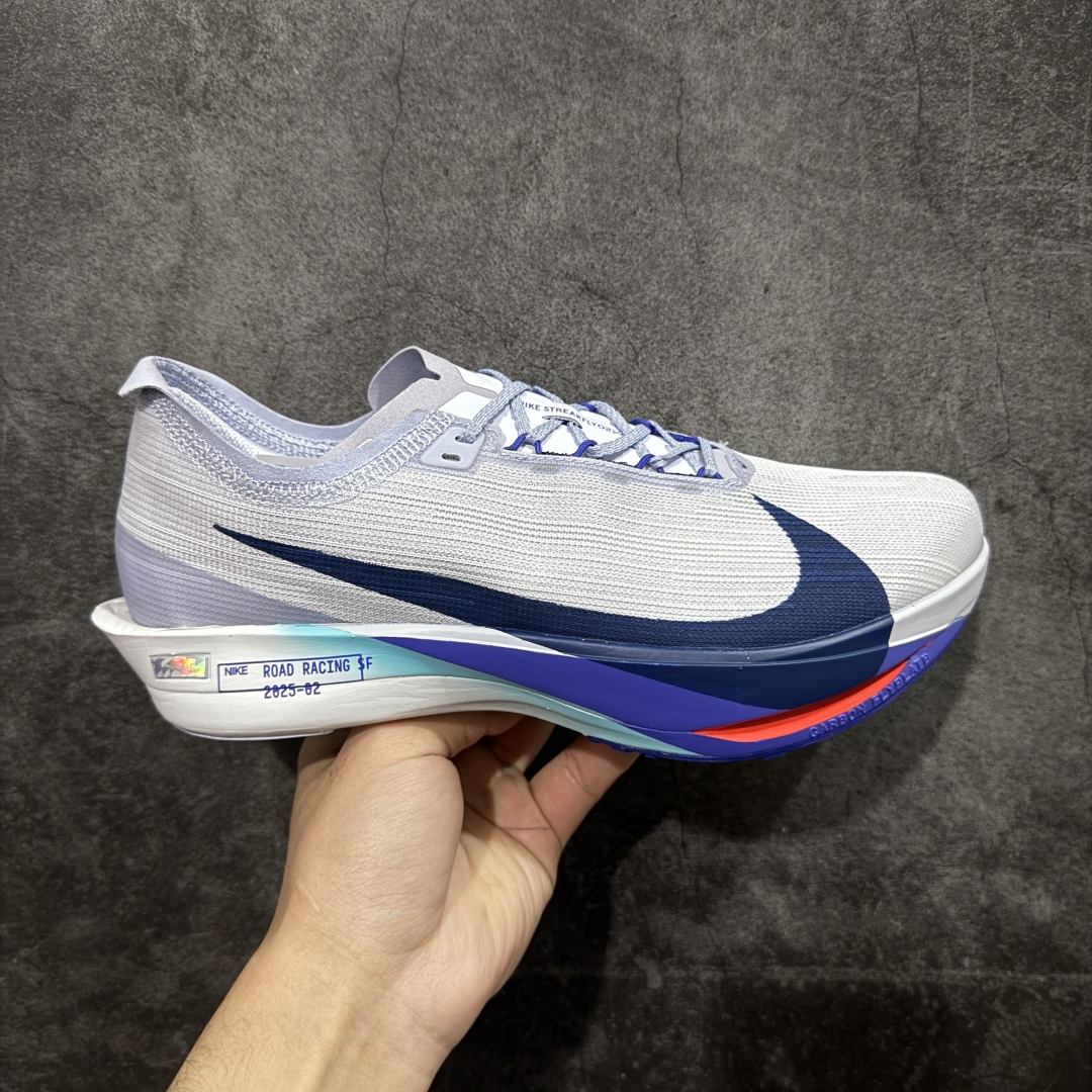 【纯原真碳版】耐克Nike ZoomX Streakfly 2 疾驰者2代系列低帮竞速轻质缓震透气休闲运动跑步鞋“ 超薄针织鞋面 柔软缓震，nike Streakfly 2是一款专为短距离竞速设计的高性能跑鞋。日常穿着也是非常舒适，单只42码仅重126克，比前代减轻40克，接近田径钉鞋的轻盈感，适合追求速度的跑者。搭载全掌Flyplate碳纤维板，提供强劲推进力，配合ZoomX泡棉中底，能量回馈出色，滚动感顺滑。外底采用轻薄橡胶材质，抓地力出色，湿滑路面也能稳定发挥。工程精制网眼鞋面，透气性极佳，贴合脚部轮廓，减少闷热感。ZoomX泡棉中底兼顾缓震与回弹，适合短距离快速奔跑。Nike Streakfly 2是为追求速度的精英跑者或短距离竞速爱好者设计的高性能跑鞋，其轻盈、响应迅速的特点使其成为短距离比赛和训练的理想选择 货号： HF6416-001 尺码： 36 36.5 37.5 38 38.5 39 40 40.5 41 42 42.5 43 44 45 46-选品中心