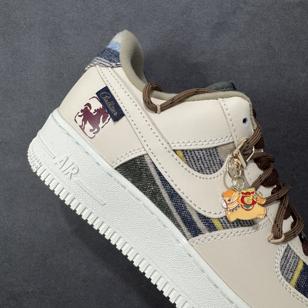 图片[6]-【定制版】“焦糖小马”订制空军一号板鞋 该定制版球鞋选用原鞋款为Nike Air Force 1\’07空军一号，主体采用米杏色，搭配格纹布料拼接，鞋侧Swoosh也融入了格纹与纯色皮革的组合，营造出复古的美拉德色系风格。鞋带为棕色粗绳设计，配有卡通挂饰；鞋后跟处有马术风格的图案刺绣，增添了个性化元素。 货号：CW1186-230 尺码： 39 40 40.5 41 42 42.5 43 44 44.5 45 编码：HXSA310320-选品中心