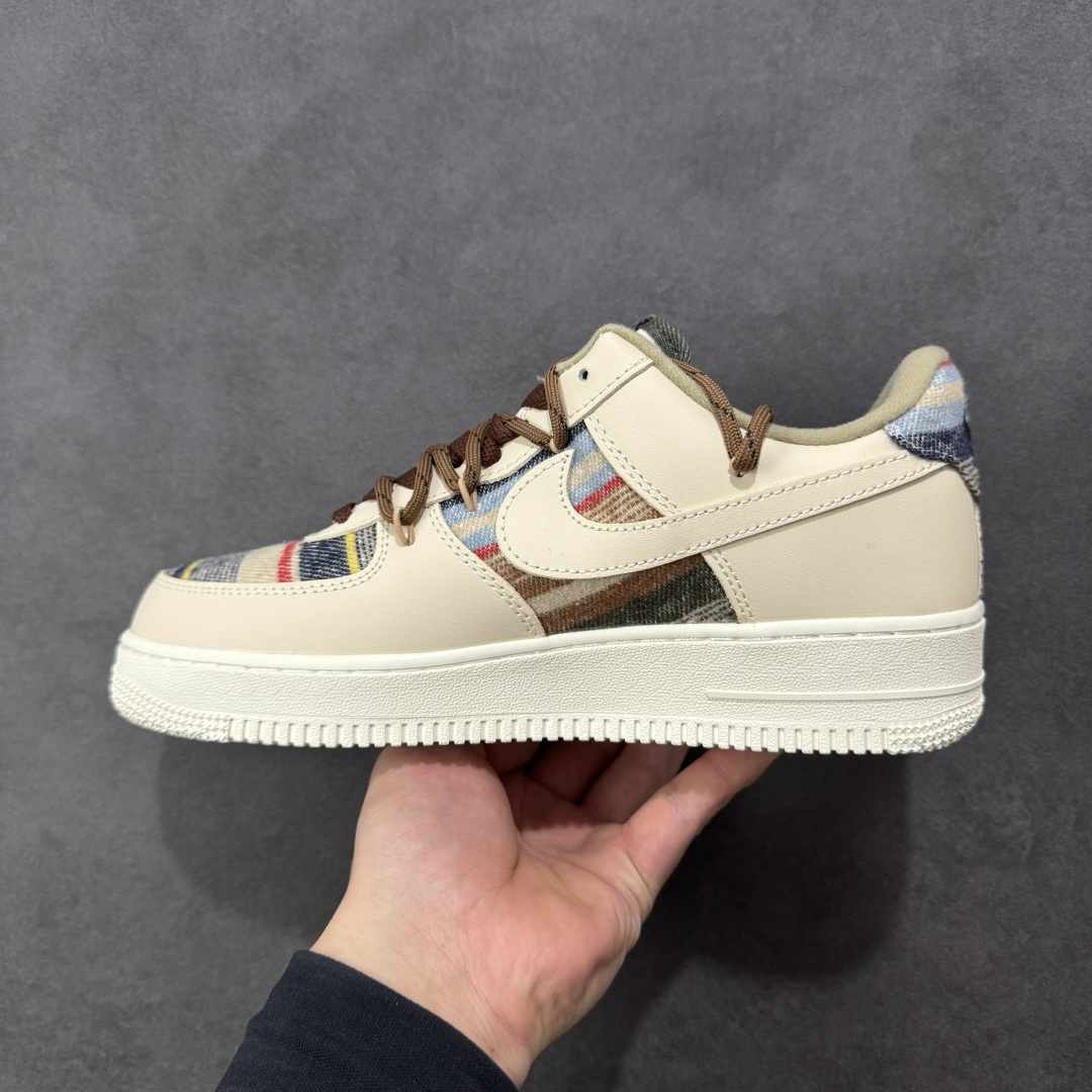 图片[2]-【定制版】“焦糖小马”订制空军一号板鞋 该定制版球鞋选用原鞋款为Nike Air Force 1\’07空军一号，主体采用米杏色，搭配格纹布料拼接，鞋侧Swoosh也融入了格纹与纯色皮革的组合，营造出复古的美拉德色系风格。鞋带为棕色粗绳设计，配有卡通挂饰；鞋后跟处有马术风格的图案刺绣，增添了个性化元素。 货号：CW1186-230 尺码： 39 40 40.5 41 42 42.5 43 44 44.5 45 编码：HXSA310320-选品中心