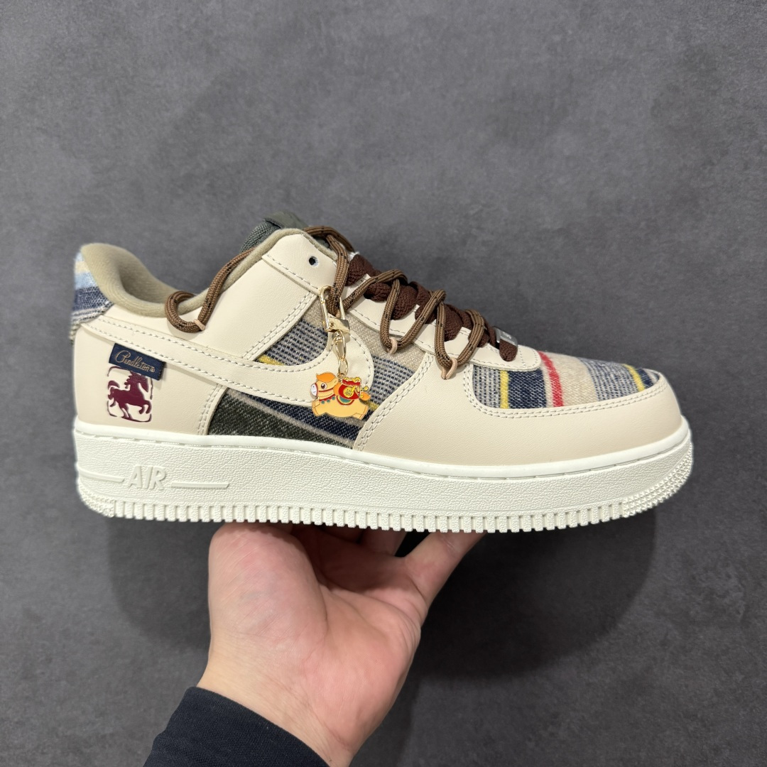 【定制版】“焦糖小马”订制空军一号板鞋 该定制版球鞋选用原鞋款为Nike Air Force 1\'07空军一号，主体采用米杏色，搭配格纹布料拼接，鞋侧Swoosh也融入了格纹与纯色皮革的组合，营造出复古的美拉德色系风格。鞋带为棕色粗绳设计，配有卡通挂饰；鞋后跟处有马术风格的图案刺绣，增添了个性化元素。 货号：CW1186-230 尺码： 39 40 40.5 41 42 42.5 43 44 44.5 45 编码：HXSA310320-选品中心