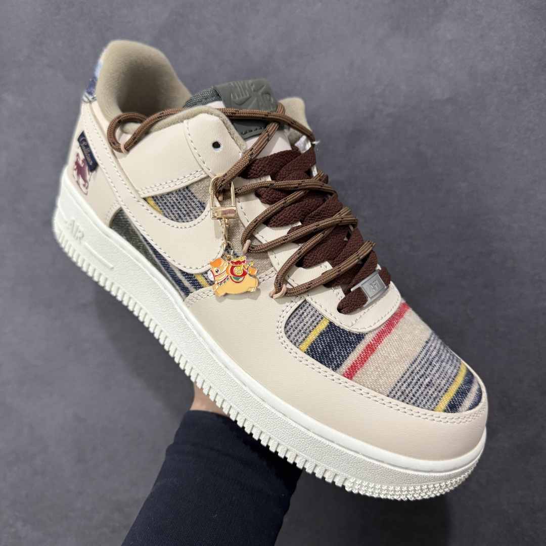 图片[3]-【定制版】“焦糖小马”订制空军一号板鞋 该定制版球鞋选用原鞋款为Nike Air Force 1\’07空军一号，主体采用米杏色，搭配格纹布料拼接，鞋侧Swoosh也融入了格纹与纯色皮革的组合，营造出复古的美拉德色系风格。鞋带为棕色粗绳设计，配有卡通挂饰；鞋后跟处有马术风格的图案刺绣，增添了个性化元素。 货号：CW1186-230 尺码： 39 40 40.5 41 42 42.5 43 44 44.5 45 编码：HXSA310320-选品中心