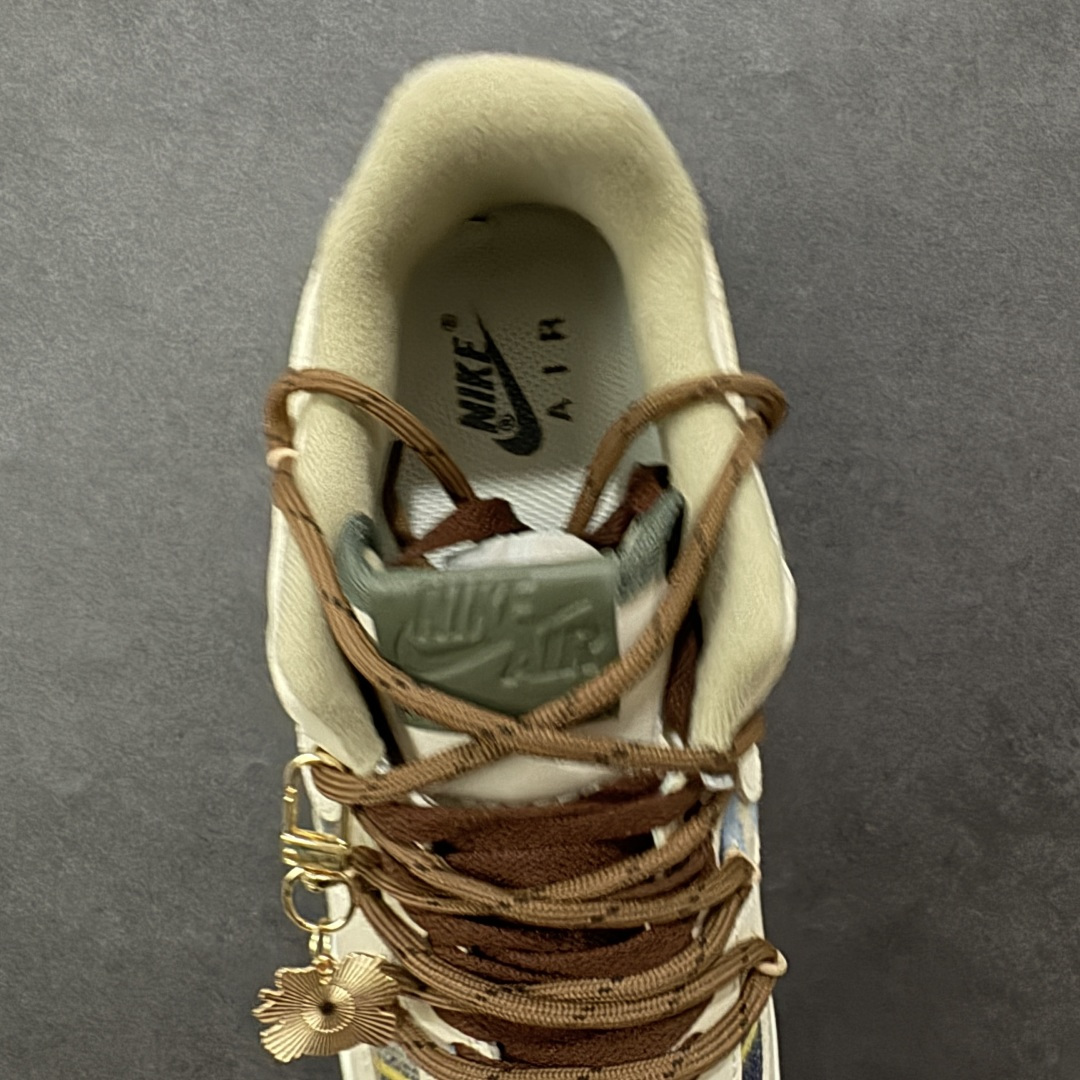 图片[7]-【定制版】“焦糖小马”订制空军一号板鞋 该定制版球鞋选用原鞋款为Nike Air Force 1\’07空军一号，主体采用米杏色，搭配格纹布料拼接，鞋侧Swoosh也融入了格纹与纯色皮革的组合，营造出复古的美拉德色系风格。鞋带为棕色粗绳设计，配有卡通挂饰；鞋后跟处有马术风格的图案刺绣，增添了个性化元素。 货号：CW1186-230 尺码： 39 40 40.5 41 42 42.5 43 44 44.5 45 编码：HXSA310320-选品中心