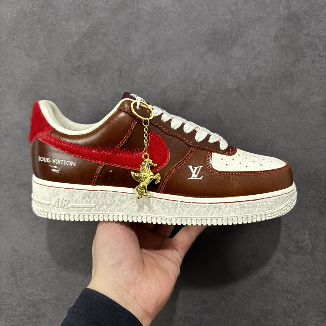 【定制版】NIke Air Force 1 \'07 Low “马年限定--复古棕咖赤红” 空军一号低帮 运动鞋 休闲鞋 折边针车 工艺难度大 原楦头原纸板 高端定制鞋盒 原厂鞋底 超高清洁度 细节完美 货号：FV3694-103 尺码：36 36.5 37.5 38 38.5 39 40 40.5 41 42 42.5 43 44 44.5 45 编码：HXSB310320-选品中心