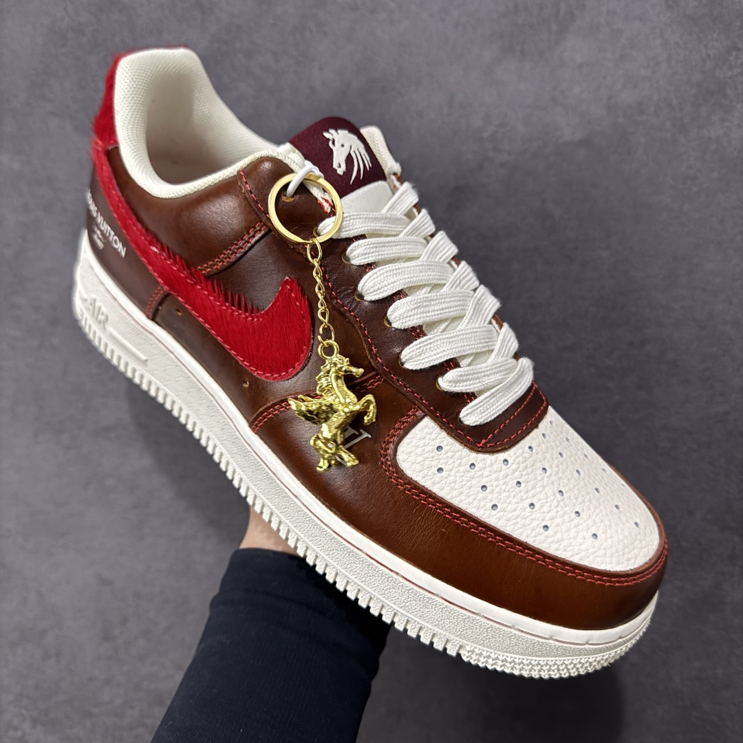 图片[3]-【定制版】NIke Air Force 1 \’07 Low “马年限定–复古棕咖赤红” 空军一号低帮 运动鞋 休闲鞋 折边针车 工艺难度大 原楦头原纸板 高端定制鞋盒 原厂鞋底 超高清洁度 细节完美 货号：FV3694-103 尺码：36 36.5 37.5 38 38.5 39 40 40.5 41 42 42.5 43 44 44.5 45 编码：HXSB310320-选品中心
