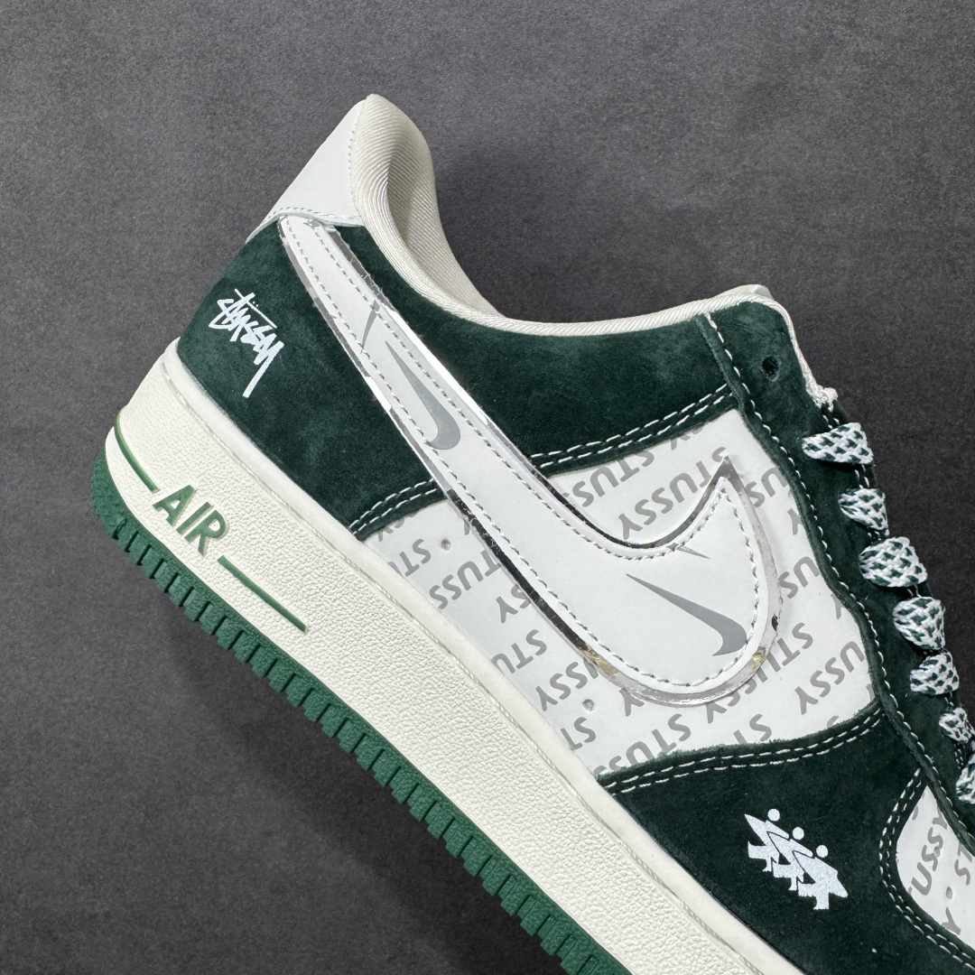 图片[6]-【定制版】Nike Air Force 1\’07 Low 斯图西联名 墨绿 空军一号低帮休闲板鞋  #鞋身以墨绿麂皮为主调，质感细腻又自带复古腔调，鞋头与鞋侧拼接印有Stüssy标志性字母的印花材质，潮牌基因直接拉满；鞋侧的Nike Swoosh以白绿双色呼应鞋身，搭配鞋帮处的Stüssy手写体刺绣，再加上鞋带上的金属吊牌装饰，每一处细节都透着联名款的独特质感，让整双鞋的设计感与辨识度双双拉满。  货号：SY1388-023 尺码：36 36.5 37.5 38 38.5 39 40 40.5 41 42 42.5 43 44 44.5 45-选品中心