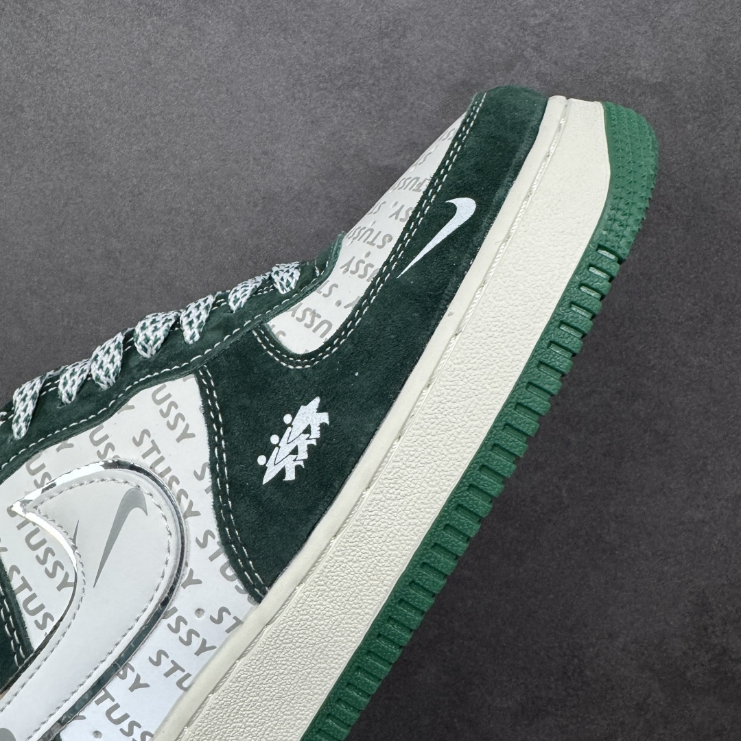 图片[5]-【定制版】Nike Air Force 1\’07 Low 斯图西联名 墨绿 空军一号低帮休闲板鞋  #鞋身以墨绿麂皮为主调，质感细腻又自带复古腔调，鞋头与鞋侧拼接印有Stüssy标志性字母的印花材质，潮牌基因直接拉满；鞋侧的Nike Swoosh以白绿双色呼应鞋身，搭配鞋帮处的Stüssy手写体刺绣，再加上鞋带上的金属吊牌装饰，每一处细节都透着联名款的独特质感，让整双鞋的设计感与辨识度双双拉满。  货号：SY1388-023 尺码：36 36.5 37.5 38 38.5 39 40 40.5 41 42 42.5 43 44 44.5 45-选品中心