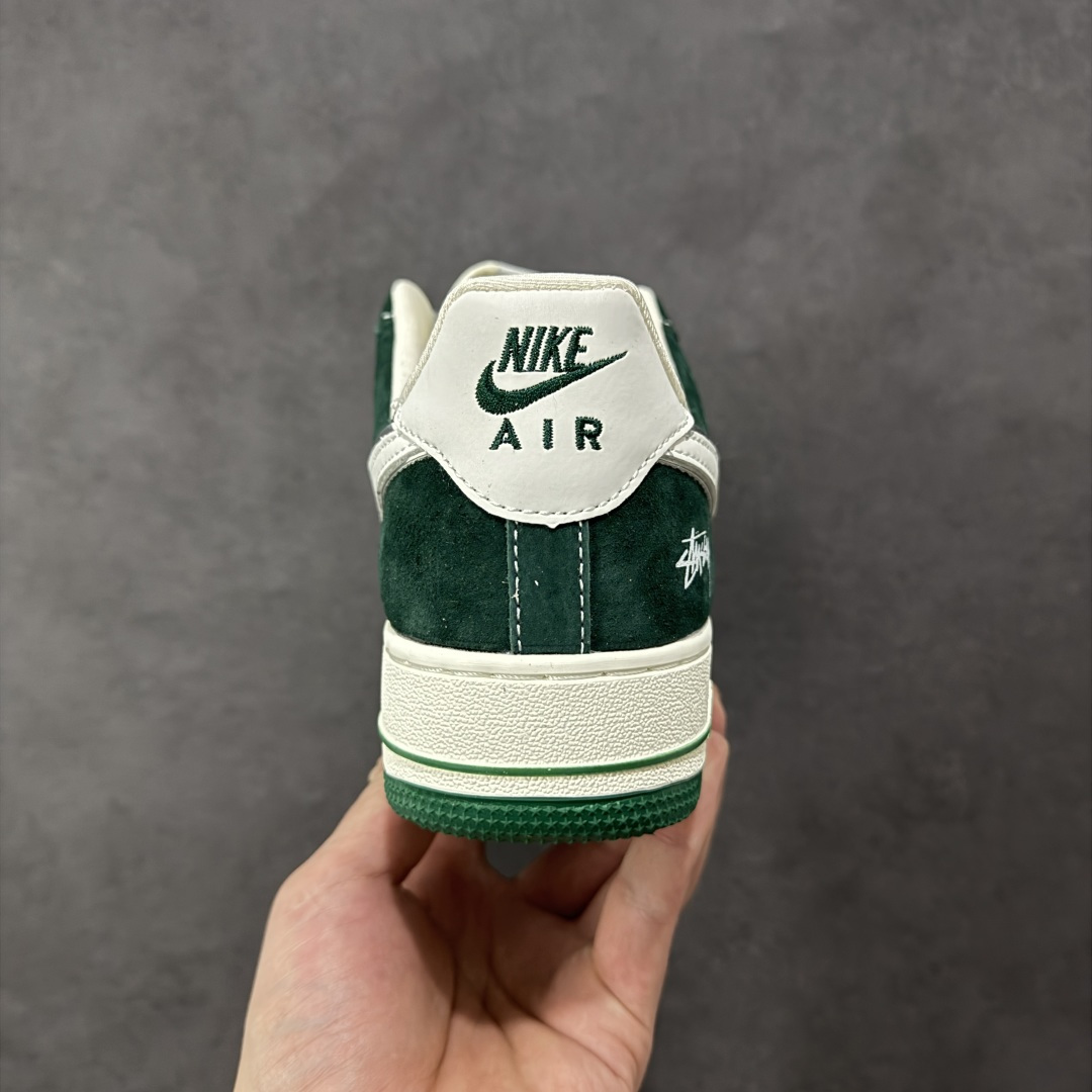 图片[4]-【定制版】Nike Air Force 1\’07 Low 斯图西联名 墨绿 空军一号低帮休闲板鞋  #鞋身以墨绿麂皮为主调，质感细腻又自带复古腔调，鞋头与鞋侧拼接印有Stüssy标志性字母的印花材质，潮牌基因直接拉满；鞋侧的Nike Swoosh以白绿双色呼应鞋身，搭配鞋帮处的Stüssy手写体刺绣，再加上鞋带上的金属吊牌装饰，每一处细节都透着联名款的独特质感，让整双鞋的设计感与辨识度双双拉满。  货号：SY1388-023 尺码：36 36.5 37.5 38 38.5 39 40 40.5 41 42 42.5 43 44 44.5 45-选品中心