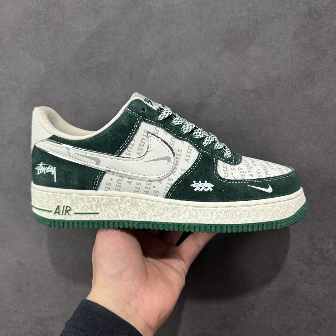 【定制版】Nike Air Force 1\’07 Low 斯图西联名 墨绿 空军一号低帮休闲板鞋  #鞋身以墨绿麂皮为主调，质感细腻又自带复古腔调，鞋头与鞋侧拼接印有Stüssy标志性字母的印花材质，潮牌基因直接拉满；鞋侧的Nike Swoosh以白绿双色呼应鞋身，搭配鞋帮处的Stüssy手写体刺绣，再加上鞋带上的金属吊牌装饰，每一处细节都透着联名款的独特质感，让整双鞋的设计感与辨识度双双拉满。  货号：SY1388-023 尺码：36 36.5 37.5 38 38.5 39 40 40.5 41 42 42.5 43 44 44.5 45-选品中心