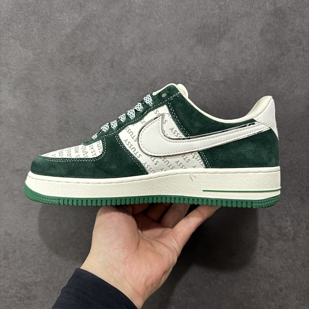 图片[2]-【定制版】Nike Air Force 1\’07 Low 斯图西联名 墨绿 空军一号低帮休闲板鞋  #鞋身以墨绿麂皮为主调，质感细腻又自带复古腔调，鞋头与鞋侧拼接印有Stüssy标志性字母的印花材质，潮牌基因直接拉满；鞋侧的Nike Swoosh以白绿双色呼应鞋身，搭配鞋帮处的Stüssy手写体刺绣，再加上鞋带上的金属吊牌装饰，每一处细节都透着联名款的独特质感，让整双鞋的设计感与辨识度双双拉满。  货号：SY1388-023 尺码：36 36.5 37.5 38 38.5 39 40 40.5 41 42 42.5 43 44 44.5 45-选品中心