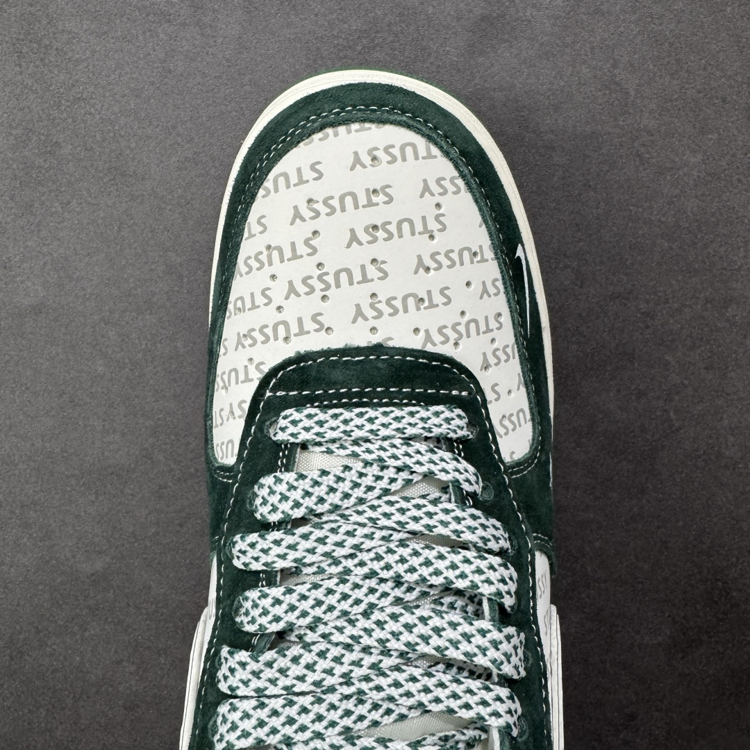 图片[8]-【定制版】Nike Air Force 1\’07 Low 斯图西联名 墨绿 空军一号低帮休闲板鞋  #鞋身以墨绿麂皮为主调，质感细腻又自带复古腔调，鞋头与鞋侧拼接印有Stüssy标志性字母的印花材质，潮牌基因直接拉满；鞋侧的Nike Swoosh以白绿双色呼应鞋身，搭配鞋帮处的Stüssy手写体刺绣，再加上鞋带上的金属吊牌装饰，每一处细节都透着联名款的独特质感，让整双鞋的设计感与辨识度双双拉满。  货号：SY1388-023 尺码：36 36.5 37.5 38 38.5 39 40 40.5 41 42 42.5 43 44 44.5 45-选品中心