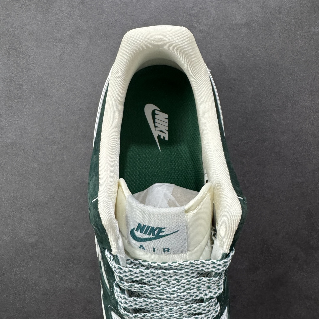 图片[7]-【定制版】Nike Air Force 1\’07 Low 斯图西联名 墨绿 空军一号低帮休闲板鞋  #鞋身以墨绿麂皮为主调，质感细腻又自带复古腔调，鞋头与鞋侧拼接印有Stüssy标志性字母的印花材质，潮牌基因直接拉满；鞋侧的Nike Swoosh以白绿双色呼应鞋身，搭配鞋帮处的Stüssy手写体刺绣，再加上鞋带上的金属吊牌装饰，每一处细节都透着联名款的独特质感，让整双鞋的设计感与辨识度双双拉满。  货号：SY1388-023 尺码：36 36.5 37.5 38 38.5 39 40 40.5 41 42 42.5 43 44 44.5 45-选品中心