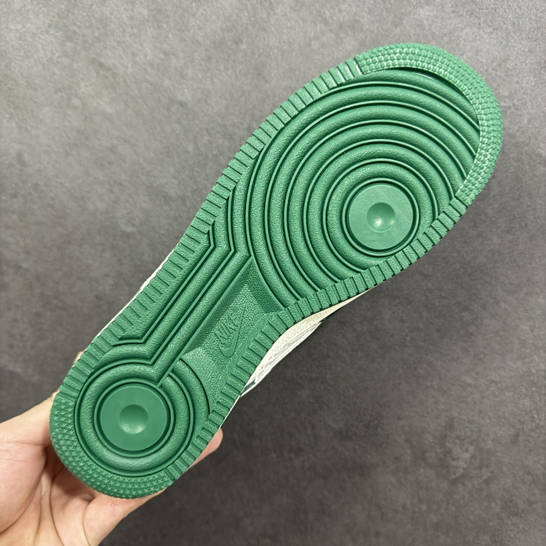 图片[9]-【定制版】Nike Air Force 1\’07 Low 斯图西联名 墨绿 空军一号低帮休闲板鞋  #鞋身以墨绿麂皮为主调，质感细腻又自带复古腔调，鞋头与鞋侧拼接印有Stüssy标志性字母的印花材质，潮牌基因直接拉满；鞋侧的Nike Swoosh以白绿双色呼应鞋身，搭配鞋帮处的Stüssy手写体刺绣，再加上鞋带上的金属吊牌装饰，每一处细节都透着联名款的独特质感，让整双鞋的设计感与辨识度双双拉满。  货号：SY1388-023 尺码：36 36.5 37.5 38 38.5 39 40 40.5 41 42 42.5 43 44 44.5 45-选品中心