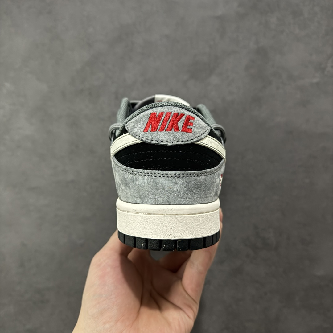 图片[4]-【定制版】Nike SB Dunk Low“ Supreme联名—灰黑猪八革绑带” 周年高端定制 低帮休闲板鞋 定制鞋盒 大厂纯原品质出货 超高清洁度 皮料切割干净无任何毛边 细节完美 货号：JP2026-101 尺码：36 36.5 37.5 38 38.5 39 40 40.5 41 42 42.5 43 44 44.5 45 编码：HXSB350360-选品中心