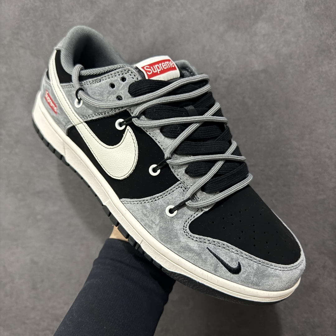 图片[3]-【定制版】Nike SB Dunk Low“ Supreme联名—灰黑猪八革绑带” 周年高端定制 低帮休闲板鞋 定制鞋盒 大厂纯原品质出货 超高清洁度 皮料切割干净无任何毛边 细节完美 货号：JP2026-101 尺码：36 36.5 37.5 38 38.5 39 40 40.5 41 42 42.5 43 44 44.5 45 编码：HXSB350360-选品中心