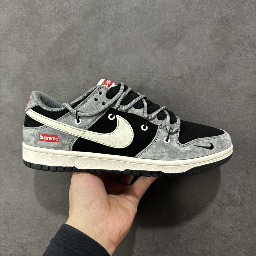 【定制版】Nike SB Dunk Low“ Supreme联名—灰黑猪八革绑带” 周年高端定制 低帮休闲板鞋 定制鞋盒 大厂纯原品质出货 超高清洁度 皮料切割干净无任何毛边 细节完美 货号：JP2026-101 尺码：36 36.5 37.5 38 38.5 39 40 40.5 41 42 42.5 43 44 44.5 45 编码：HXSB350360-选品中心