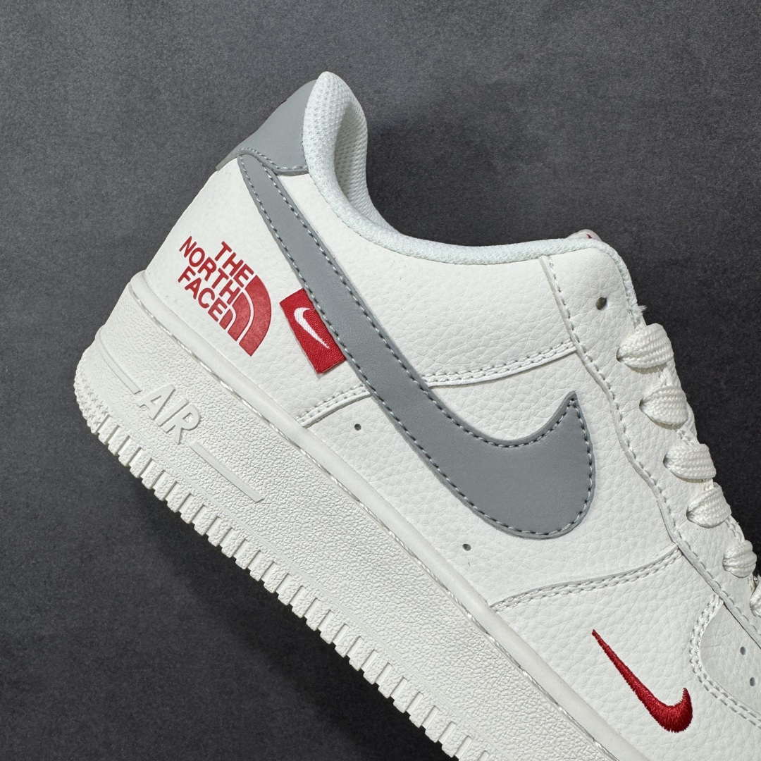 图片[6]-【定制版】NIke Air Force 1 ‘07 Low “ 北面联名 —— 米灰红 ”空军一号低帮 运动鞋 休闲鞋 折边针车 工艺难度大 原楦头原纸板 原装鞋盒 定制五金配件 内置全掌气垫 原厂鞋底 货号： MM3399-802 尺码：36 36.5 37.5 38 38.5 39 40 40.5 41 42 42.5 43 44 44.5 45-选品中心