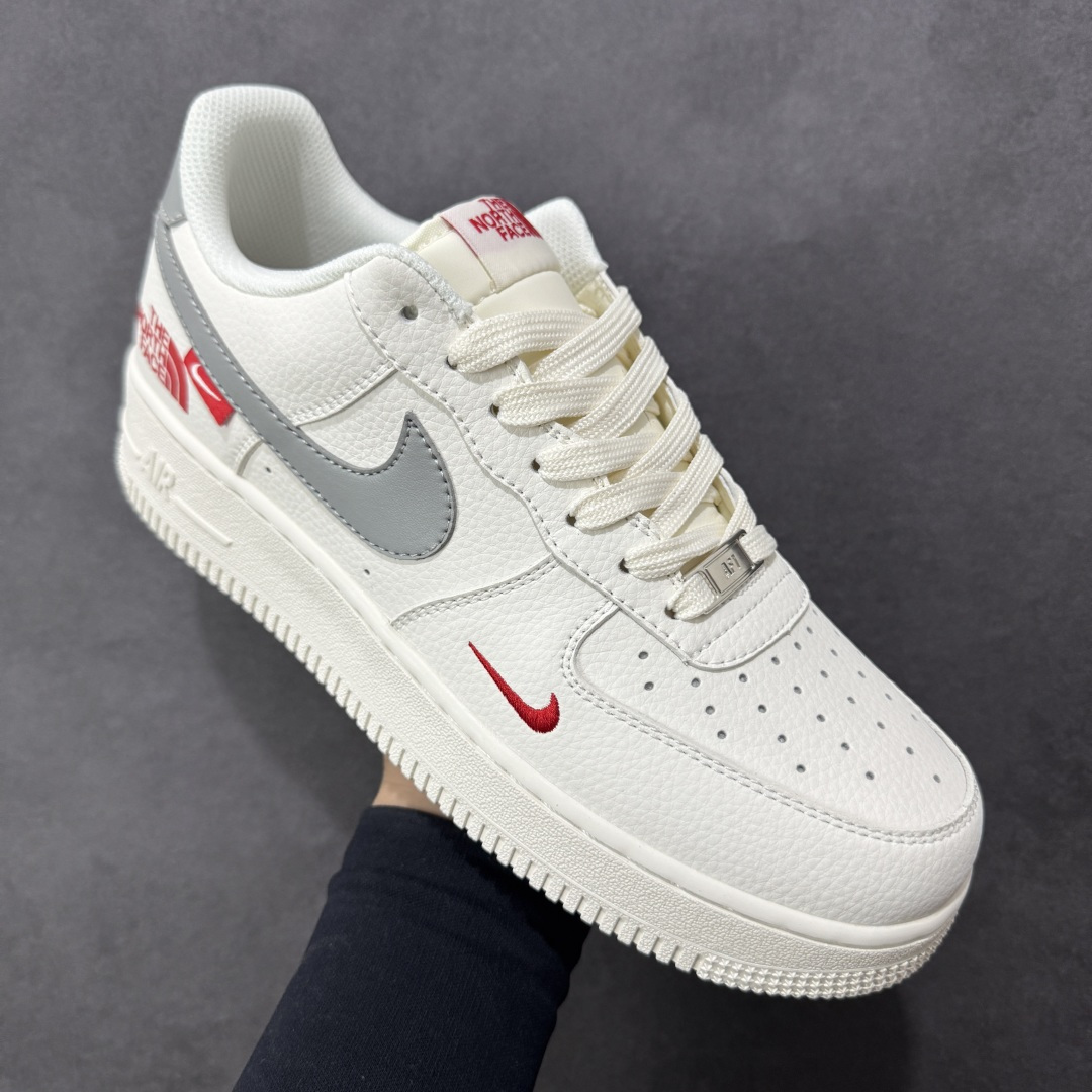图片[3]-【定制版】NIke Air Force 1 ‘07 Low “ 北面联名 —— 米灰红 ”空军一号低帮 运动鞋 休闲鞋 折边针车 工艺难度大 原楦头原纸板 原装鞋盒 定制五金配件 内置全掌气垫 原厂鞋底 货号： MM3399-802 尺码：36 36.5 37.5 38 38.5 39 40 40.5 41 42 42.5 43 44 44.5 45-选品中心