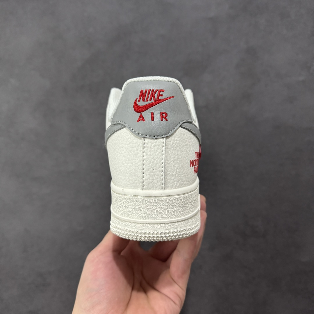 图片[4]-【定制版】NIke Air Force 1 ‘07 Low “ 北面联名 —— 米灰红 ”空军一号低帮 运动鞋 休闲鞋 折边针车 工艺难度大 原楦头原纸板 原装鞋盒 定制五金配件 内置全掌气垫 原厂鞋底 货号： MM3399-802 尺码：36 36.5 37.5 38 38.5 39 40 40.5 41 42 42.5 43 44 44.5 45-选品中心