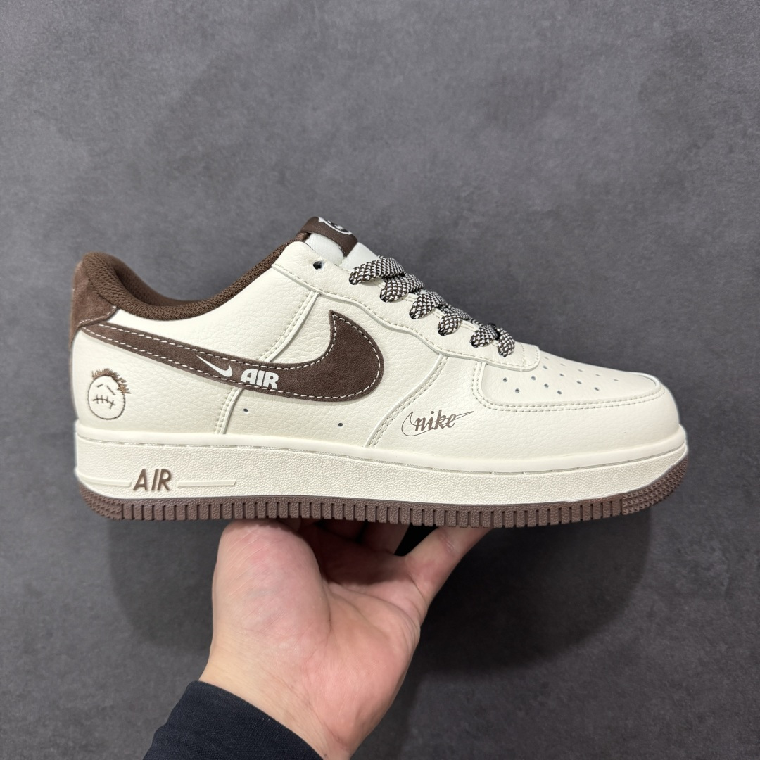 【定制版】NIke Air Force 1 ‘07 Low “ NIKE联名 —— 鬼脸米棕 ”空军一号低帮 运动鞋 休闲鞋 折边针车 工艺难度大 原楦头原纸板 原装鞋盒 定制五金配件 内置全掌气垫 原厂鞋底 货号： XD9314-614 尺码：36 36.5 37.5 38 38.5 39 40 40.5 41 42 42.5 43 44 44.5 45-选品中心
