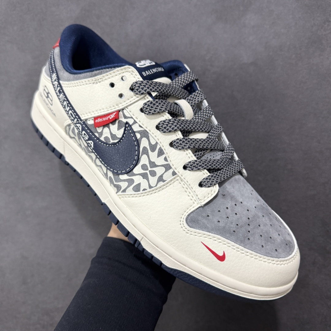 图片[3]-【定制版】高端定制Nike SB Dunk Low “巴黎世家联名——白灰蓝麂皮” 高端定制 低帮休闲板鞋 定制鞋盒 大厂纯原品质出货 超高清洁度 皮料切割干净无任何毛边 细节完美 货号：XD1588-242 尺码：36 36.5 37.5 38 38.5 39 40 40.5 41 42 42.5 43 44 44.5 45 编码：HXSB330340-选品中心