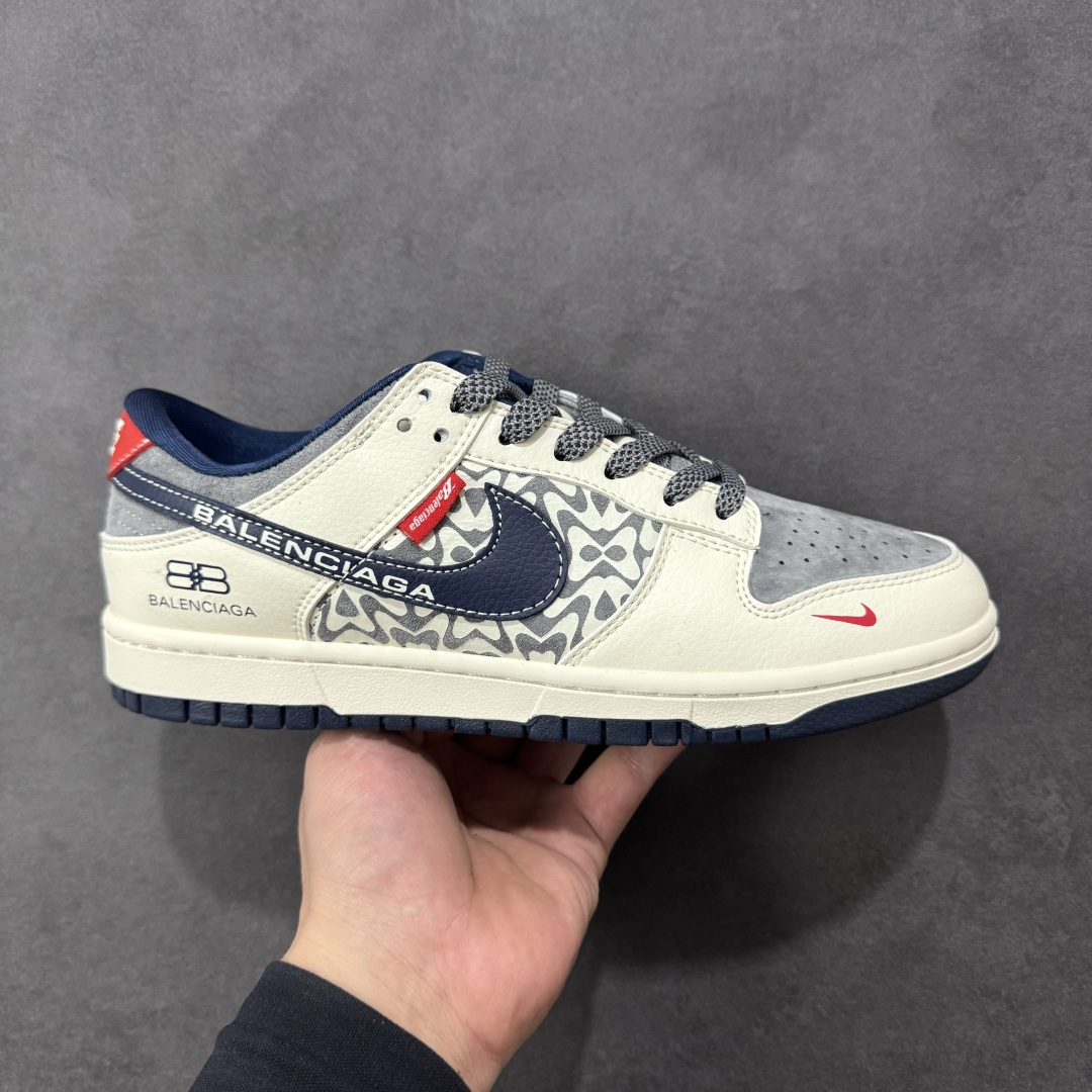 【定制版】高端定制Nike SB Dunk Low “巴黎世家联名------白灰蓝麂皮” 高端定制 低帮休闲板鞋 定制鞋盒 大厂纯原品质出货 超高清洁度 皮料切割干净无任何毛边 细节完美 货号：XD1588-242 尺码：36 36.5 37.5 38 38.5 39 40 40.5 41 42 42.5 43 44 44.5 45 编码：HXSB330340-选品中心