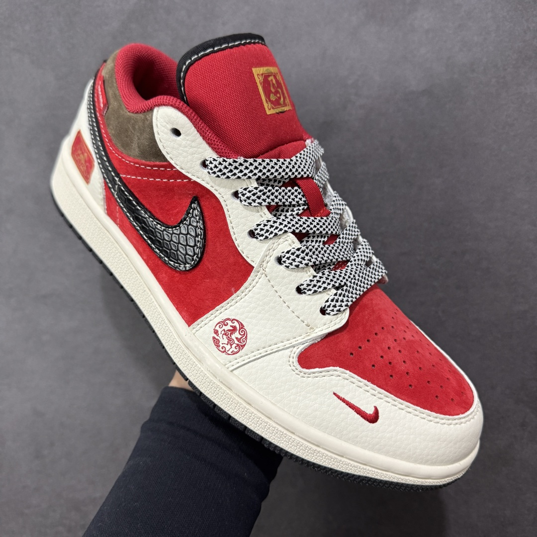 图片[3]-【定制版】Nike Jordan Air Jordan 1“ 马年限定——骏马奔腾” 高端定制 低帮 复古 减震 防滑 耐磨 篮球鞋 定制鞋盒 大厂纯原品质出货 超高清洁度 皮料切割干净无任何毛边 细节完美 货号：FC7688-203 尺码：36 36.5 37.5 38 38.5 39 40 40.5 41 42 42.5 43 44 44.5 45 编码：HXSB330340-选品中心