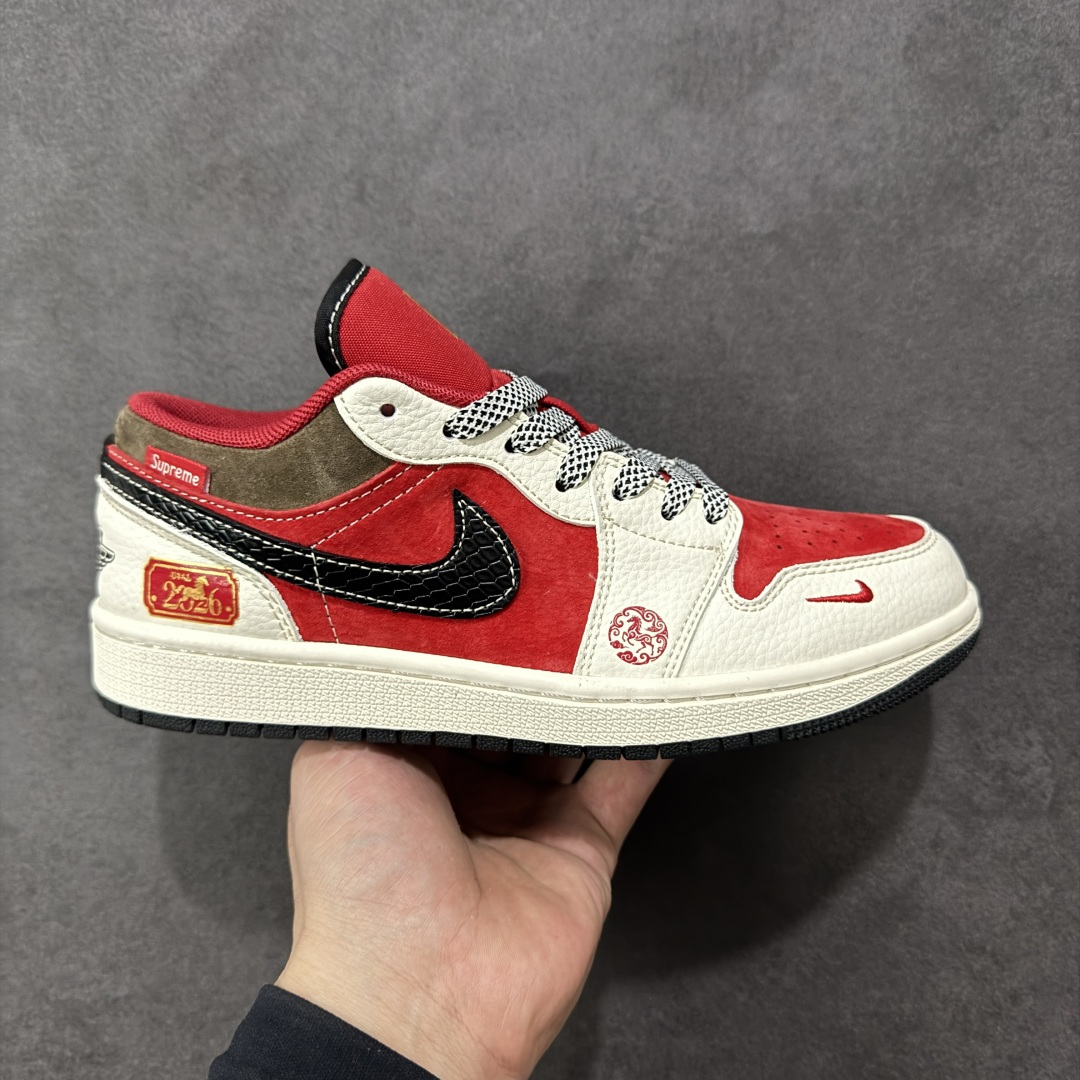 【定制版】Nike Jordan Air Jordan 1“ 马年限定——骏马奔腾” 高端定制 低帮 复古 减震 防滑 耐磨 篮球鞋 定制鞋盒 大厂纯原品质出货 超高清洁度 皮料切割干净无任何毛边 细节完美 货号：FC7688-203 尺码：36 36.5 37.5 38 38.5 39 40 40.5 41 42 42.5 43 44 44.5 45 编码：HXSB330340-选品中心