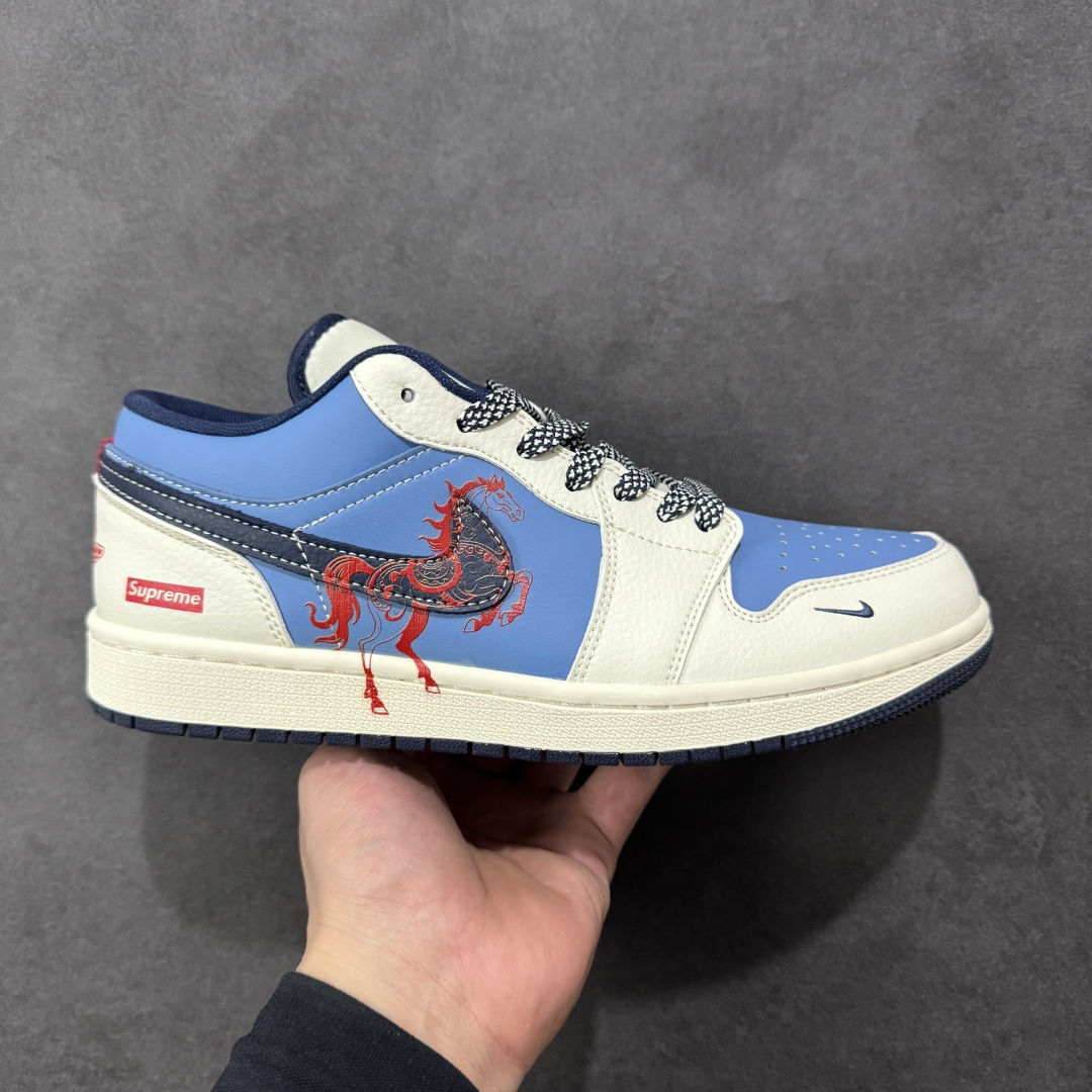【定制版】Nike Jordan Air Jordan 1“ 马年限定——龙马精神” 高端定制 低帮 复古 减震 防滑 耐磨 篮球鞋 定制鞋盒 大厂纯原品质出货 超高清洁度 皮料切割干净无任何毛边 细节完美 货号：XX2610-010 尺码：36 36.5 37.5 38 38.5 39 40 40.5 41 42 42.5 43 44 44.5 45 编码：HXSB330340-选品中心