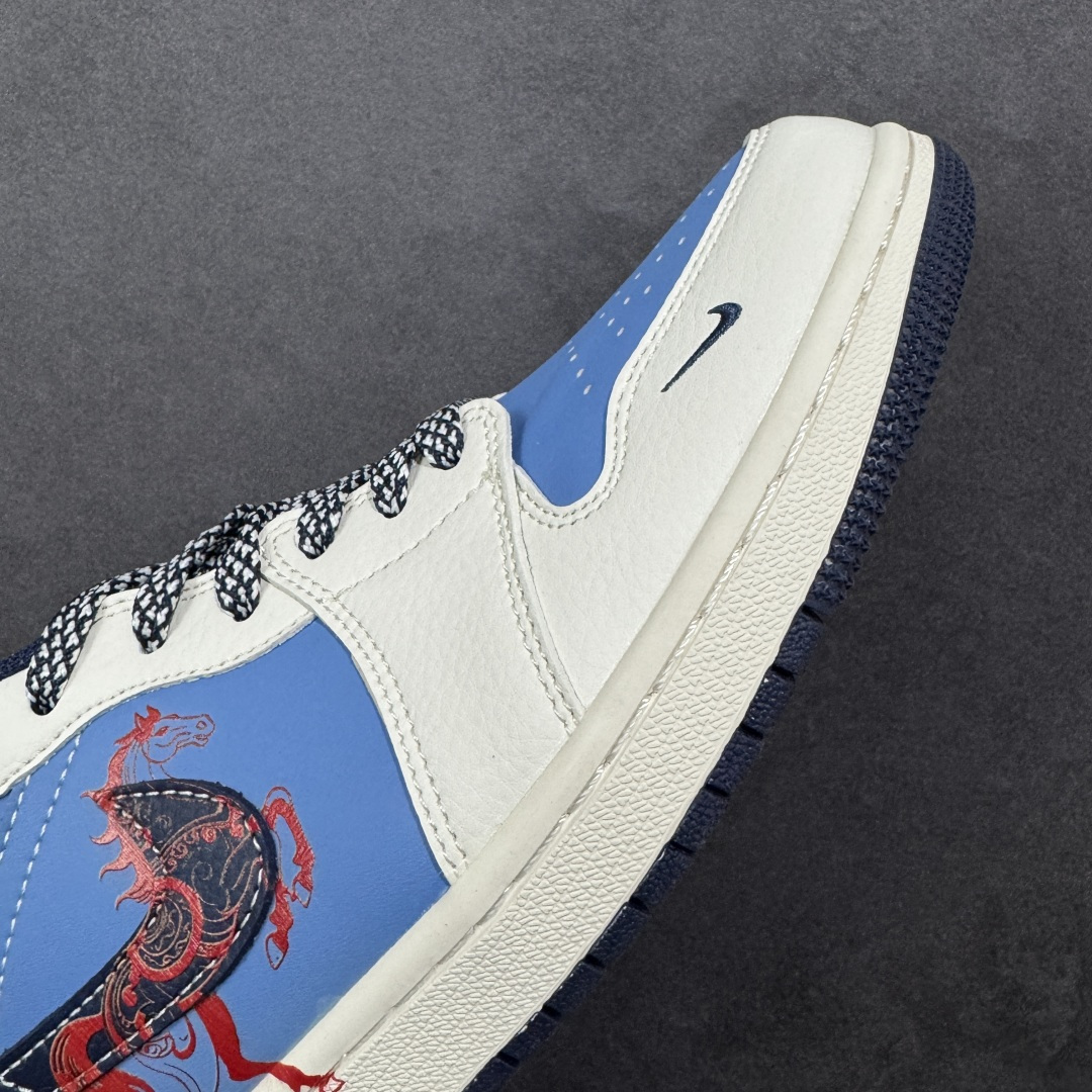 图片[5]-【定制版】Nike Jordan Air Jordan 1“ 马年限定——龙马精神” 高端定制 低帮 复古 减震 防滑 耐磨 篮球鞋 定制鞋盒 大厂纯原品质出货 超高清洁度 皮料切割干净无任何毛边 细节完美 货号：XX2610-010 尺码：36 36.5 37.5 38 38.5 39 40 40.5 41 42 42.5 43 44 44.5 45 编码：HXSB330340-选品中心