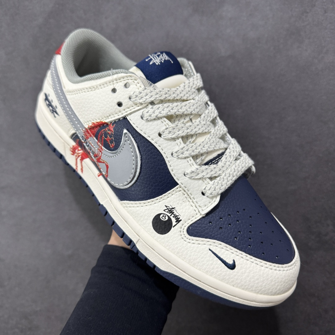 图片[3]-【定制版】Nike SB Dunk Low“ 马年限定—汗血宝马” 周年高端定制 低帮休闲板鞋 定制鞋盒 大厂纯原品质出货 超高清洁度 皮料切割干净无任何毛边 细节完美 货号：SD6888-107 尺码：36 36.5 37.5 38 38.5 39 40 40.5 41 42 42.5 43 44 44.5 45 编码：HXSB330340-选品中心