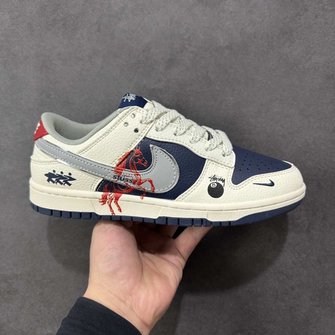 【定制版】Nike SB Dunk Low“ 马年限定—汗血宝马” 周年高端定制 低帮休闲板鞋 定制鞋盒 大厂纯原品质出货 超高清洁度 皮料切割干净无任何毛边 细节完美 货号：SD6888-107 尺码：36 36.5 37.5 38 38.5 39 40 40.5 41 42 42.5 43 44 44.5 45 编码：HXSB330340-选品中心