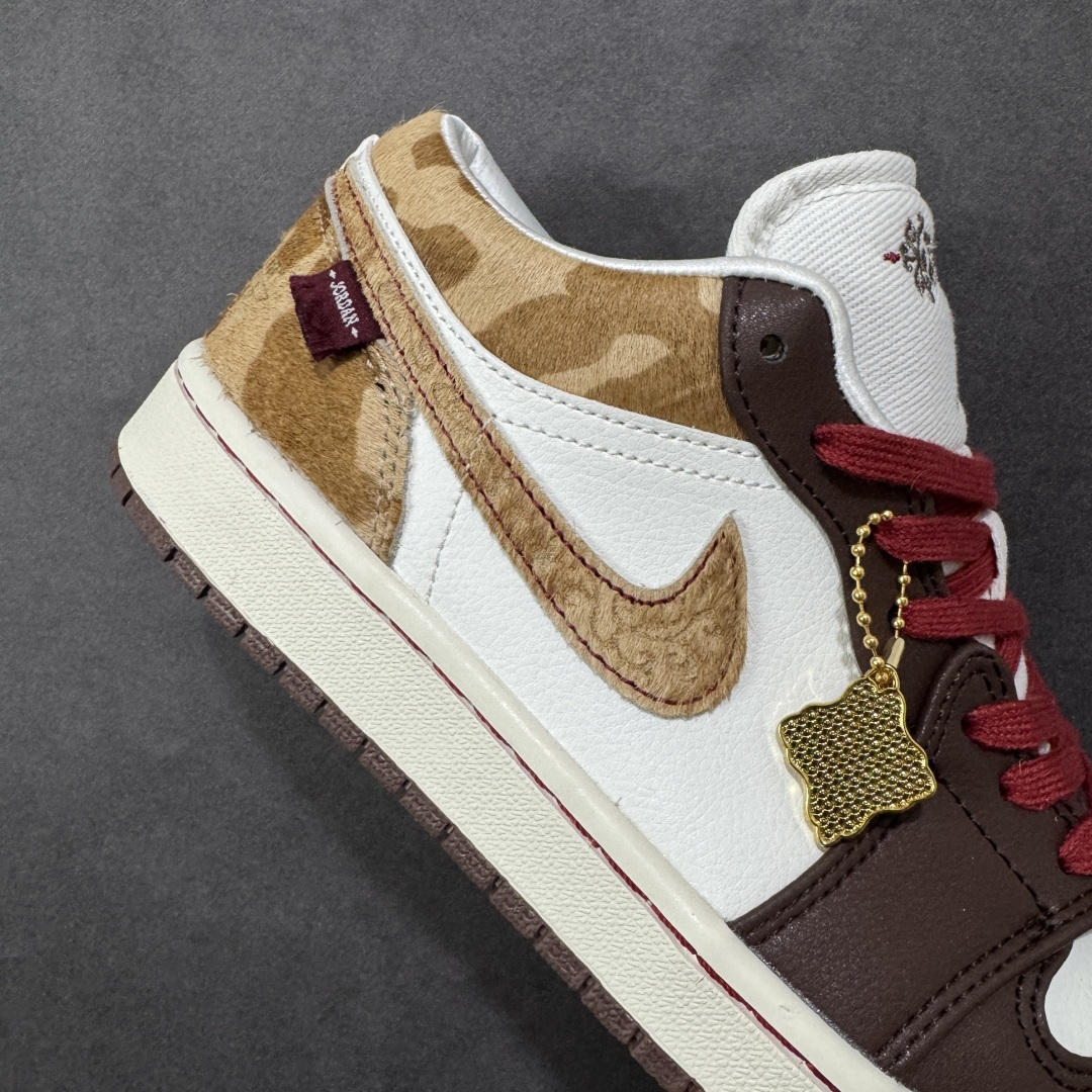 图片[6]-【YH版本】Air Jordan 1 Low \”Year Of The Horse\” CNY新年款 低帮 马年限定 棕褐色 AJ1 乔丹1代 aj1 乔1 低邦 棕褐色 乔丹篮球鞋系列 鞋款以皮革、麂皮、马毛等多种材质结合，整体衣白棕黄三色为基调，鞋身整体以白色皮革打造，搭配棕色鞋头框架覆盖层，而最瞩目的当属雕刻纹样祥云刺绣的马毛Swooshh Logo和后跟，搭配酒红鞋带撞色经典鞋型，以及这两年Nike爱玩的金色特殊吊牌；鞋舌上的云纹刺绣及金色Jumpman Logo，后跟Wings Logo则以棕色压印呈现，最后以米白色中底搭配棕色橡胶外底完善整体t设计收尾。 货号：IQ5321-121（2025.12.15发售） 尺码：36 36.5 37.5 38 38.5 39 40 40.5 41 42 42.5 43 44 44.5 45 46 编码：YHB230240-选品中心