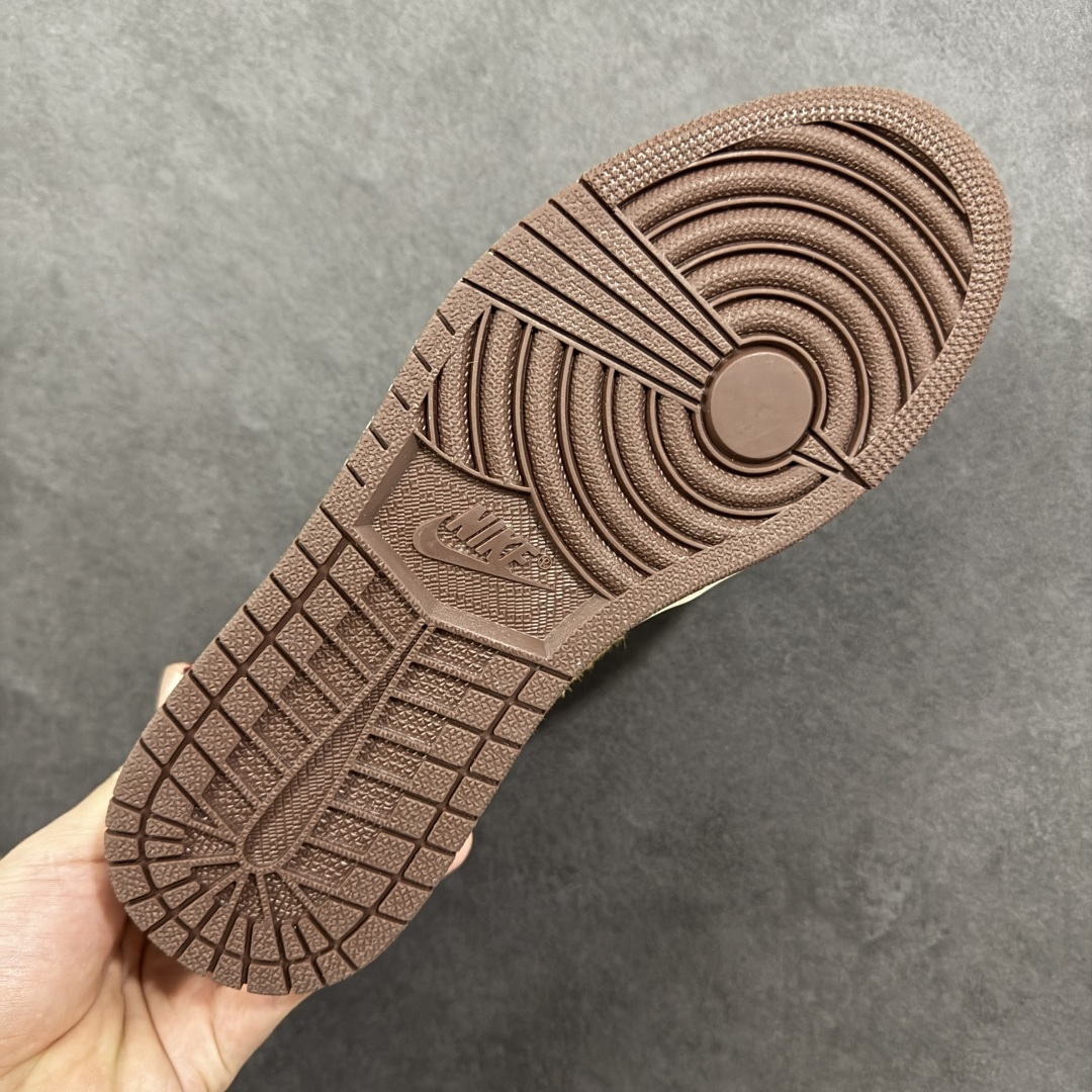 图片[9]-【YH版本】Air Jordan 1 Low \”Year Of The Horse\” CNY新年款 低帮 马年限定 棕褐色 AJ1 乔丹1代 aj1 乔1 低邦 棕褐色 乔丹篮球鞋系列 鞋款以皮革、麂皮、马毛等多种材质结合，整体衣白棕黄三色为基调，鞋身整体以白色皮革打造，搭配棕色鞋头框架覆盖层，而最瞩目的当属雕刻纹样祥云刺绣的马毛Swooshh Logo和后跟，搭配酒红鞋带撞色经典鞋型，以及这两年Nike爱玩的金色特殊吊牌；鞋舌上的云纹刺绣及金色Jumpman Logo，后跟Wings Logo则以棕色压印呈现，最后以米白色中底搭配棕色橡胶外底完善整体t设计收尾。 货号：IQ5321-121（2025.12.15发售） 尺码：36 36.5 37.5 38 38.5 39 40 40.5 41 42 42.5 43 44 44.5 45 46 编码：YHB230240-选品中心