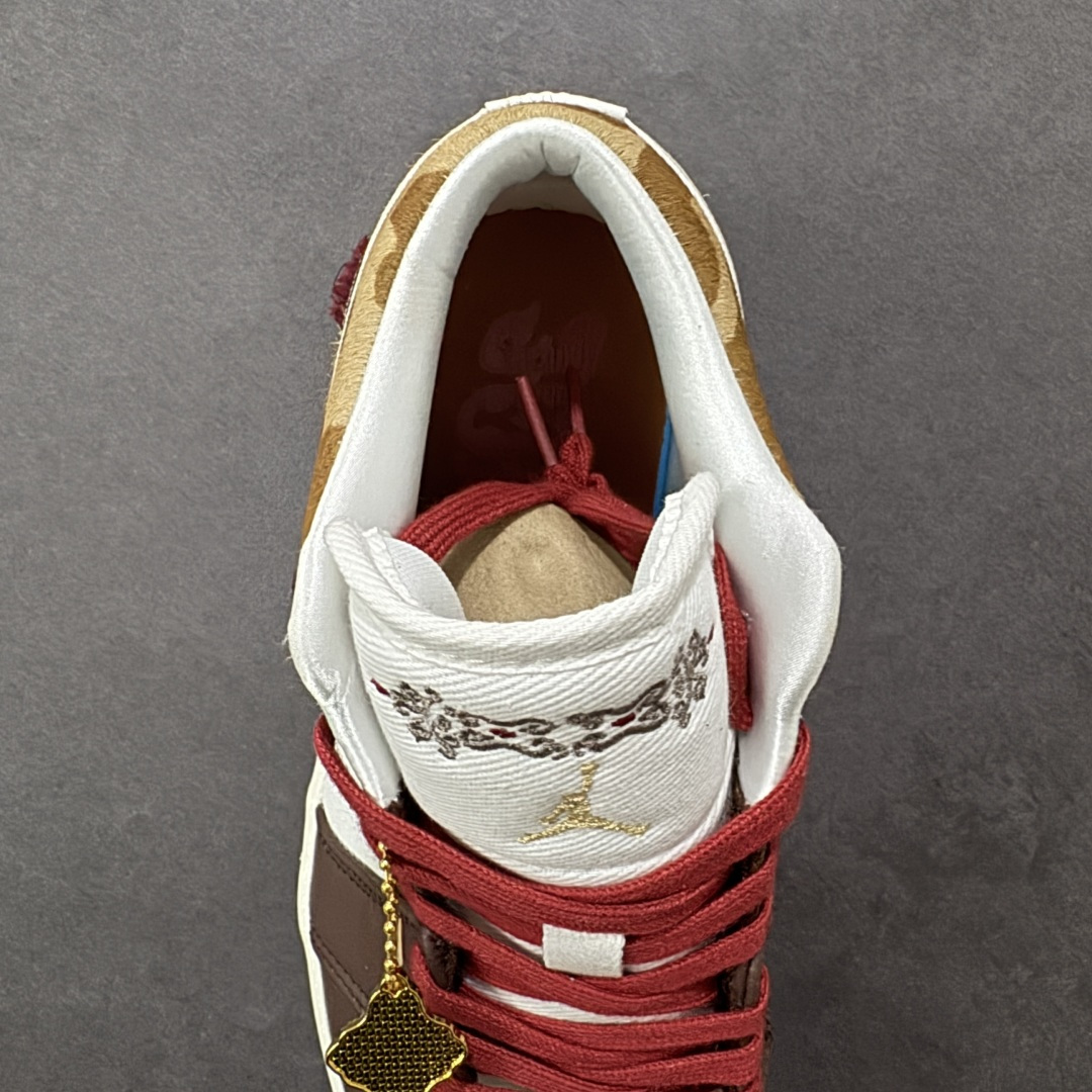 图片[7]-【YH版本】Air Jordan 1 Low \”Year Of The Horse\” CNY新年款 低帮 马年限定 棕褐色 AJ1 乔丹1代 aj1 乔1 低邦 棕褐色 乔丹篮球鞋系列 鞋款以皮革、麂皮、马毛等多种材质结合，整体衣白棕黄三色为基调，鞋身整体以白色皮革打造，搭配棕色鞋头框架覆盖层，而最瞩目的当属雕刻纹样祥云刺绣的马毛Swooshh Logo和后跟，搭配酒红鞋带撞色经典鞋型，以及这两年Nike爱玩的金色特殊吊牌；鞋舌上的云纹刺绣及金色Jumpman Logo，后跟Wings Logo则以棕色压印呈现，最后以米白色中底搭配棕色橡胶外底完善整体t设计收尾。 货号：IQ5321-121（2025.12.15发售） 尺码：36 36.5 37.5 38 38.5 39 40 40.5 41 42 42.5 43 44 44.5 45 46 编码：YHB230240-选品中心