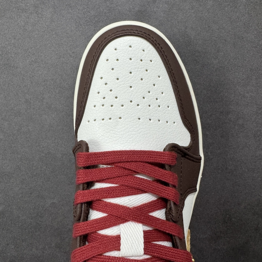 图片[8]-【YH版本】Air Jordan 1 Low \”Year Of The Horse\” CNY新年款 低帮 马年限定 棕褐色 AJ1 乔丹1代 aj1 乔1 低邦 棕褐色 乔丹篮球鞋系列 鞋款以皮革、麂皮、马毛等多种材质结合，整体衣白棕黄三色为基调，鞋身整体以白色皮革打造，搭配棕色鞋头框架覆盖层，而最瞩目的当属雕刻纹样祥云刺绣的马毛Swooshh Logo和后跟，搭配酒红鞋带撞色经典鞋型，以及这两年Nike爱玩的金色特殊吊牌；鞋舌上的云纹刺绣及金色Jumpman Logo，后跟Wings Logo则以棕色压印呈现，最后以米白色中底搭配棕色橡胶外底完善整体t设计收尾。 货号：IQ5321-121（2025.12.15发售） 尺码：36 36.5 37.5 38 38.5 39 40 40.5 41 42 42.5 43 44 44.5 45 46 编码：YHB230240-选品中心