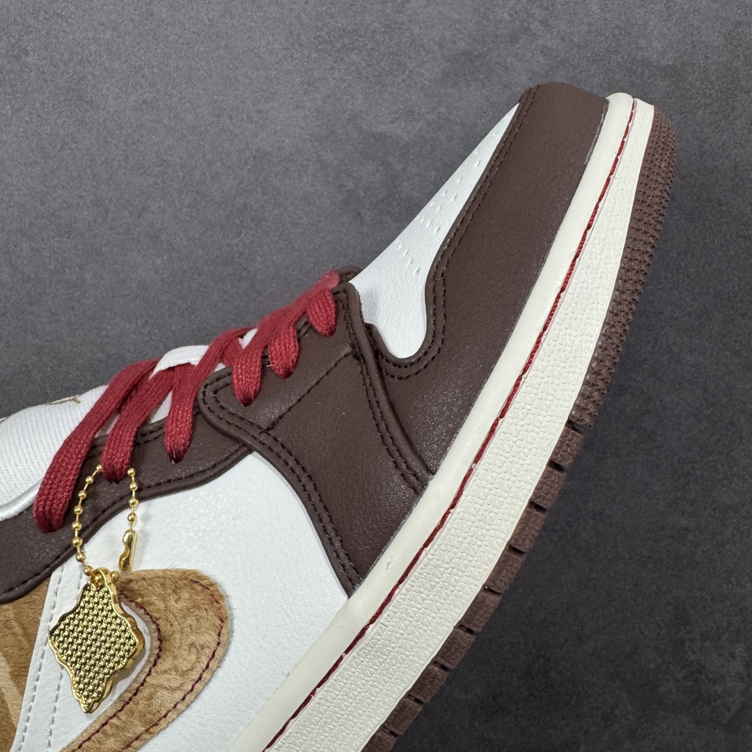 图片[5]-【YH版本】Air Jordan 1 Low \”Year Of The Horse\” CNY新年款 低帮 马年限定 棕褐色 AJ1 乔丹1代 aj1 乔1 低邦 棕褐色 乔丹篮球鞋系列 鞋款以皮革、麂皮、马毛等多种材质结合，整体衣白棕黄三色为基调，鞋身整体以白色皮革打造，搭配棕色鞋头框架覆盖层，而最瞩目的当属雕刻纹样祥云刺绣的马毛Swooshh Logo和后跟，搭配酒红鞋带撞色经典鞋型，以及这两年Nike爱玩的金色特殊吊牌；鞋舌上的云纹刺绣及金色Jumpman Logo，后跟Wings Logo则以棕色压印呈现，最后以米白色中底搭配棕色橡胶外底完善整体t设计收尾。 货号：IQ5321-121（2025.12.15发售） 尺码：36 36.5 37.5 38 38.5 39 40 40.5 41 42 42.5 43 44 44.5 45 46 编码：YHB230240-选品中心