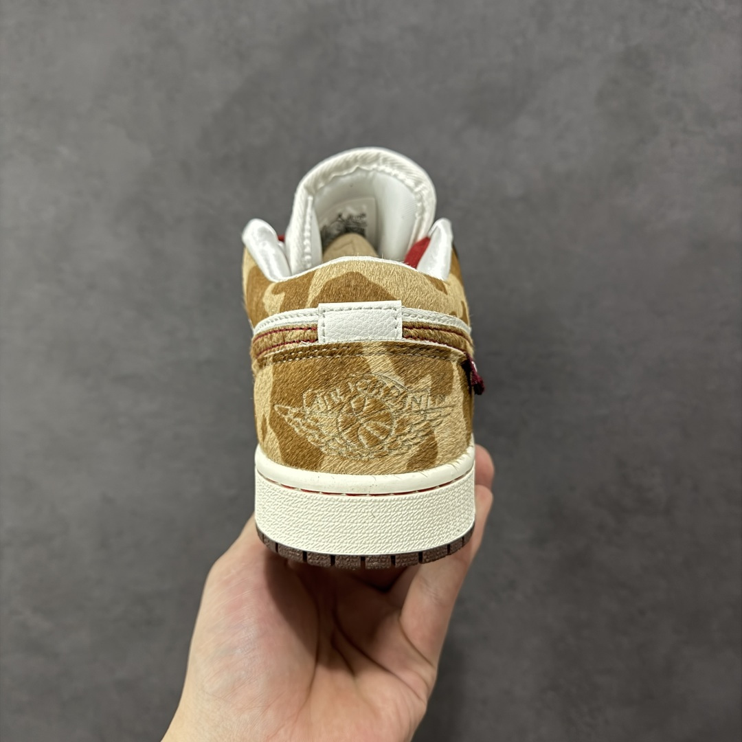 图片[4]-【YH版本】Air Jordan 1 Low \”Year Of The Horse\” CNY新年款 低帮 马年限定 棕褐色 AJ1 乔丹1代 aj1 乔1 低邦 棕褐色 乔丹篮球鞋系列 鞋款以皮革、麂皮、马毛等多种材质结合，整体衣白棕黄三色为基调，鞋身整体以白色皮革打造，搭配棕色鞋头框架覆盖层，而最瞩目的当属雕刻纹样祥云刺绣的马毛Swooshh Logo和后跟，搭配酒红鞋带撞色经典鞋型，以及这两年Nike爱玩的金色特殊吊牌；鞋舌上的云纹刺绣及金色Jumpman Logo，后跟Wings Logo则以棕色压印呈现，最后以米白色中底搭配棕色橡胶外底完善整体t设计收尾。 货号：IQ5321-121（2025.12.15发售） 尺码：36 36.5 37.5 38 38.5 39 40 40.5 41 42 42.5 43 44 44.5 45 46 编码：YHB230240-选品中心
