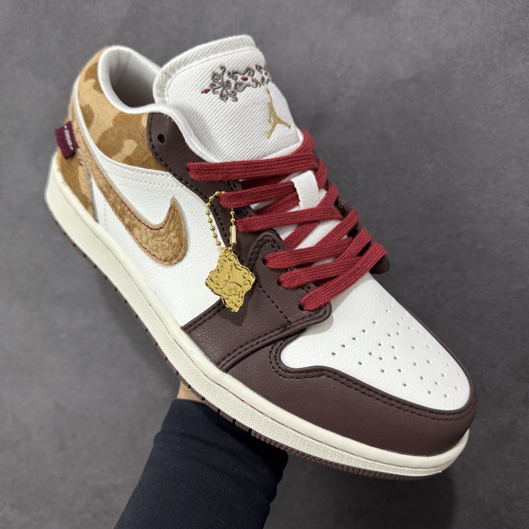 图片[3]-【YH版本】Air Jordan 1 Low \”Year Of The Horse\” CNY新年款 低帮 马年限定 棕褐色 AJ1 乔丹1代 aj1 乔1 低邦 棕褐色 乔丹篮球鞋系列 鞋款以皮革、麂皮、马毛等多种材质结合，整体衣白棕黄三色为基调，鞋身整体以白色皮革打造，搭配棕色鞋头框架覆盖层，而最瞩目的当属雕刻纹样祥云刺绣的马毛Swooshh Logo和后跟，搭配酒红鞋带撞色经典鞋型，以及这两年Nike爱玩的金色特殊吊牌；鞋舌上的云纹刺绣及金色Jumpman Logo，后跟Wings Logo则以棕色压印呈现，最后以米白色中底搭配棕色橡胶外底完善整体t设计收尾。 货号：IQ5321-121（2025.12.15发售） 尺码：36 36.5 37.5 38 38.5 39 40 40.5 41 42 42.5 43 44 44.5 45 46 编码：YHB230240-选品中心