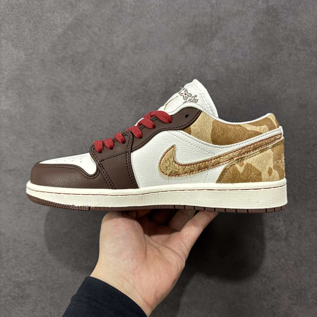 图片[2]-【YH版本】Air Jordan 1 Low \”Year Of The Horse\” CNY新年款 低帮 马年限定 棕褐色 AJ1 乔丹1代 aj1 乔1 低邦 棕褐色 乔丹篮球鞋系列 鞋款以皮革、麂皮、马毛等多种材质结合，整体衣白棕黄三色为基调，鞋身整体以白色皮革打造，搭配棕色鞋头框架覆盖层，而最瞩目的当属雕刻纹样祥云刺绣的马毛Swooshh Logo和后跟，搭配酒红鞋带撞色经典鞋型，以及这两年Nike爱玩的金色特殊吊牌；鞋舌上的云纹刺绣及金色Jumpman Logo，后跟Wings Logo则以棕色压印呈现，最后以米白色中底搭配棕色橡胶外底完善整体t设计收尾。 货号：IQ5321-121（2025.12.15发售） 尺码：36 36.5 37.5 38 38.5 39 40 40.5 41 42 42.5 43 44 44.5 45 46 编码：YHB230240-选品中心