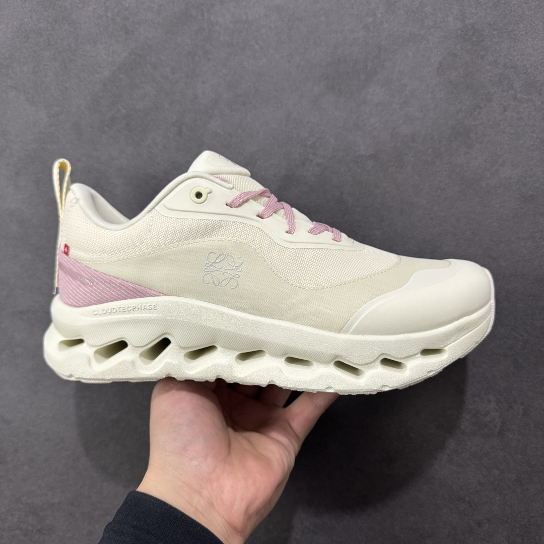 【公司级】On昂跑 LOEWE 系列低帮轻量舒适多功能休闲运动鞋 采用工程飞织网布组合再生聚酯纤维鞋面材质搭载独家隐藏速度中板 镂空CloudTec科技 泡棉缓震中底 黑科技跑出圈的时尚运动新宠 货号：3ME10692989 尺码：40 40.5 41 42 42.5 43 44 45 46 47 编码：XSB220230-选品中心