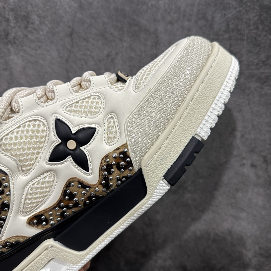 图片[6]-【外贸礼盒版】外贸订单 2026新货 LV驴牌 四叶草Louis Vuiton·路易威登 LV Skate 系列板鞋篮球鞋休闲运动鞋！ 内舌编码同步官方VL0620 此款LV Trainer运动鞋是由设计师Virgil Abloh由复古篮球鞋激发的经典创意，此次拼接光滑牛皮革和Monogram压纹粒面牛皮革，再以Monogram花卉点缀橡胶外底，映现一体色彩中的醒目跳跃！ 原版进口头层牛皮 原版定制透气网里 原版开模双色TPU组合大底 厚底约3cm 尺码：36 37 38 39 40 41 42 43 44 45 46-选品中心