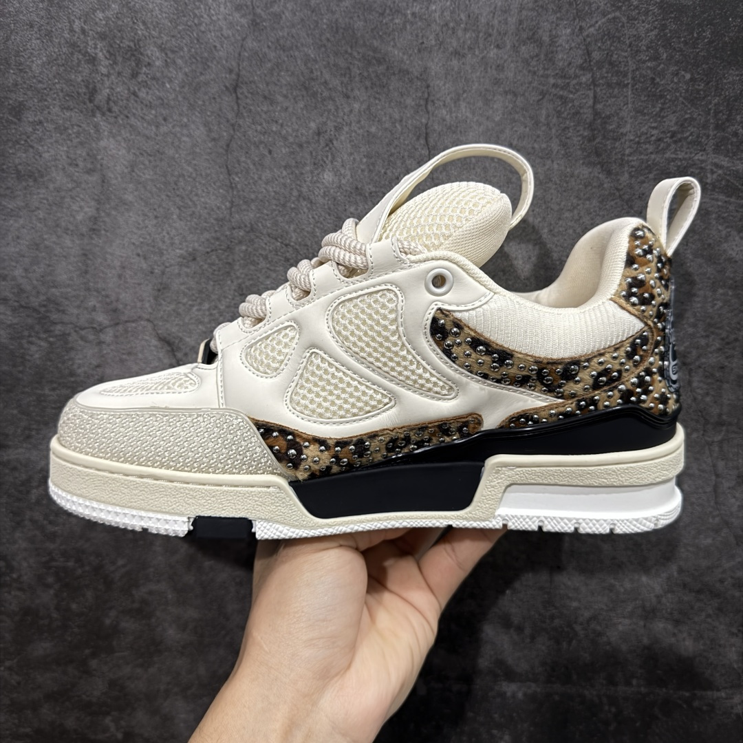 图片[2]-【外贸礼盒版】外贸订单 2026新货 LV驴牌 四叶草Louis Vuiton·路易威登 LV Skate 系列板鞋篮球鞋休闲运动鞋！ 内舌编码同步官方VL0620 此款LV Trainer运动鞋是由设计师Virgil Abloh由复古篮球鞋激发的经典创意，此次拼接光滑牛皮革和Monogram压纹粒面牛皮革，再以Monogram花卉点缀橡胶外底，映现一体色彩中的醒目跳跃！ 原版进口头层牛皮 原版定制透气网里 原版开模双色TPU组合大底 厚底约3cm 尺码：36 37 38 39 40 41 42 43 44 45 46-选品中心