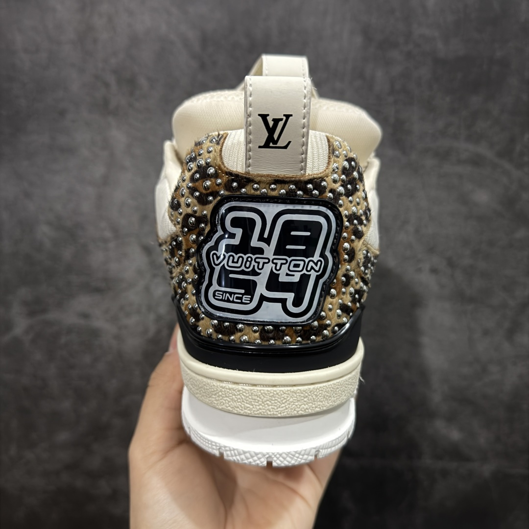 图片[4]-【外贸礼盒版】外贸订单 2026新货 LV驴牌 四叶草Louis Vuiton·路易威登 LV Skate 系列板鞋篮球鞋休闲运动鞋！ 内舌编码同步官方VL0620 此款LV Trainer运动鞋是由设计师Virgil Abloh由复古篮球鞋激发的经典创意，此次拼接光滑牛皮革和Monogram压纹粒面牛皮革，再以Monogram花卉点缀橡胶外底，映现一体色彩中的醒目跳跃！ 原版进口头层牛皮 原版定制透气网里 原版开模双色TPU组合大底 厚底约3cm 尺码：36 37 38 39 40 41 42 43 44 45 46-选品中心