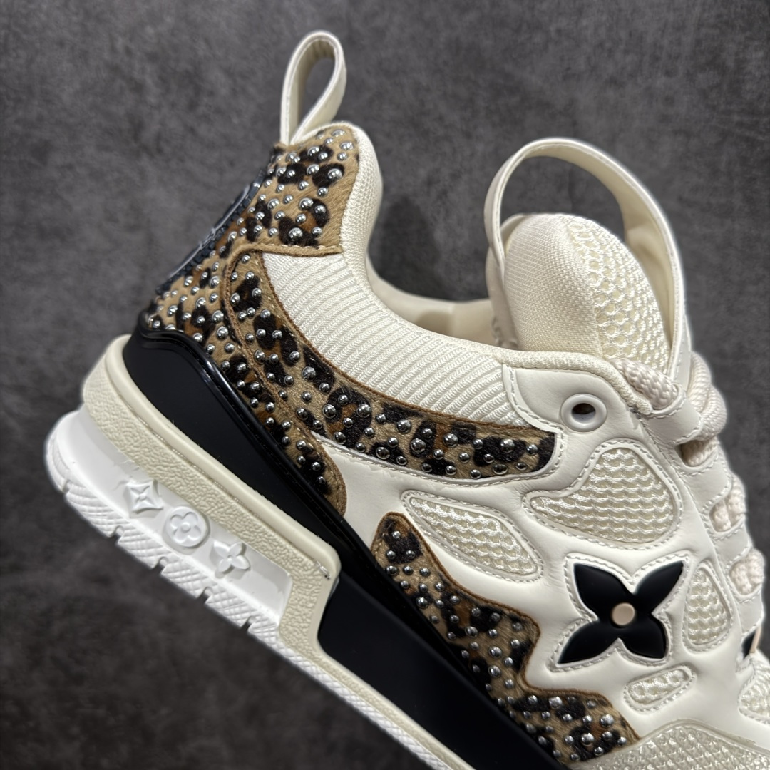 图片[7]-【外贸礼盒版】外贸订单 2026新货 LV驴牌 四叶草Louis Vuiton·路易威登 LV Skate 系列板鞋篮球鞋休闲运动鞋！ 内舌编码同步官方VL0620 此款LV Trainer运动鞋是由设计师Virgil Abloh由复古篮球鞋激发的经典创意，此次拼接光滑牛皮革和Monogram压纹粒面牛皮革，再以Monogram花卉点缀橡胶外底，映现一体色彩中的醒目跳跃！ 原版进口头层牛皮 原版定制透气网里 原版开模双色TPU组合大底 厚底约3cm 尺码：36 37 38 39 40 41 42 43 44 45 46-选品中心