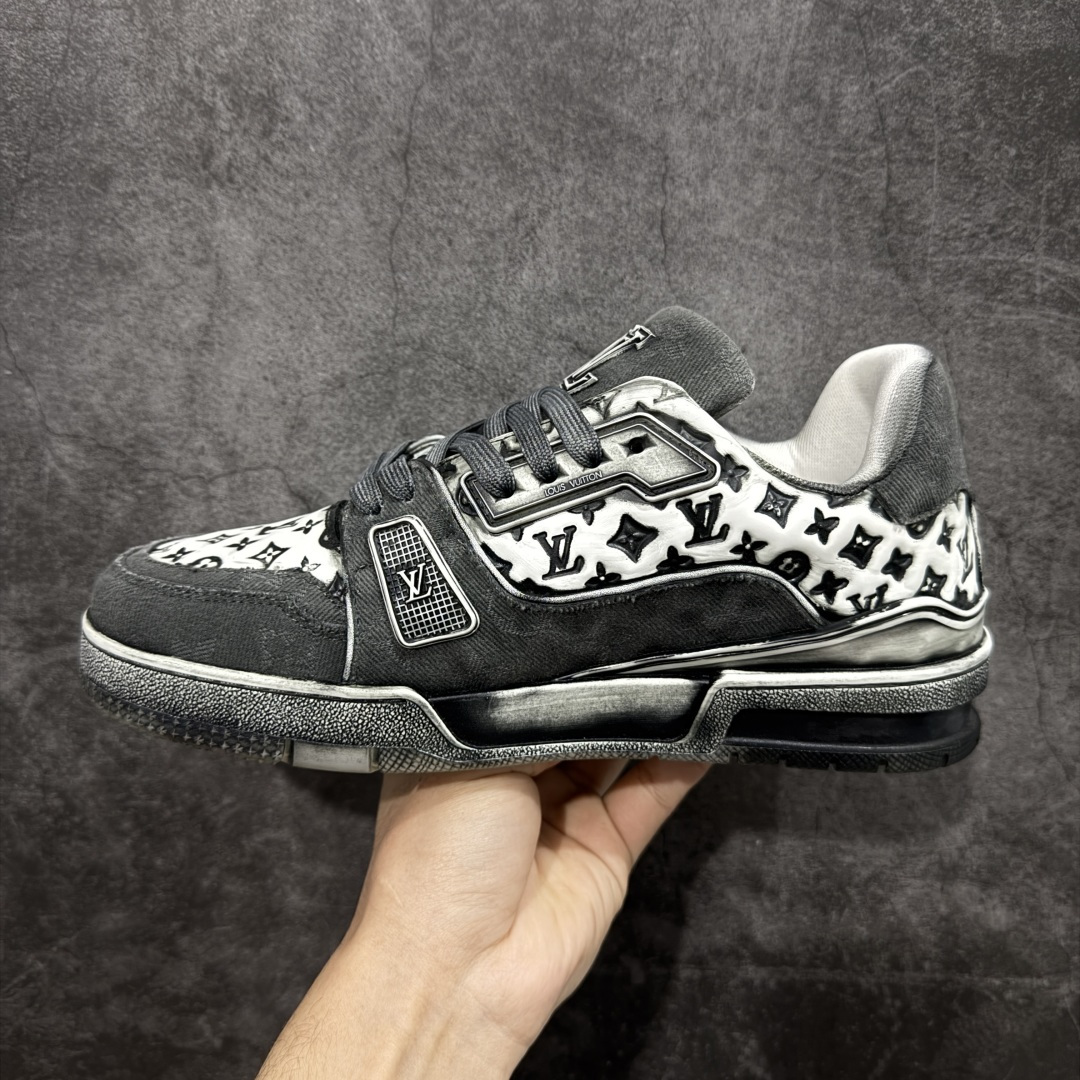 图片[2]-【YS纯原】广奢高端货 LOUIS VUITTON Trainer 水洗板鞋 ✦ LV Trainer 经典版型 · 水洗做旧风格 ✦ 原厂水洗工艺，每一双纹理自然不同 ✦ 复古质感拉满，街头氛围更高级 ✦ 鞋面采用头层小牛皮＋水洗帆布拼接 ✦ 色落自然不突兀，耐看不廉价 ✦ 原楦型开发，鞋型挺拔显脚小 ✦ 私模 TPU 组合大底 ✦ 脚感稳定，日常行走不累脚 ✦ 细节对版，整体完成度高 ✦ 专柜级包装＋配件齐全 ✦ 日常穿搭 / 情侣搭配 / 潮流首选 尺码：39-45-选品中心