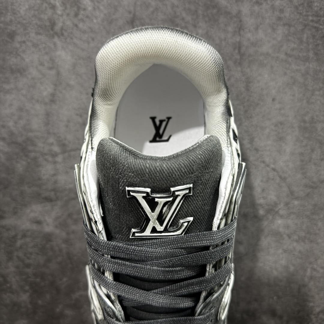 图片[8]-【YS纯原】广奢高端货 LOUIS VUITTON Trainer 水洗板鞋 ✦ LV Trainer 经典版型 · 水洗做旧风格 ✦ 原厂水洗工艺，每一双纹理自然不同 ✦ 复古质感拉满，街头氛围更高级 ✦ 鞋面采用头层小牛皮＋水洗帆布拼接 ✦ 色落自然不突兀，耐看不廉价 ✦ 原楦型开发，鞋型挺拔显脚小 ✦ 私模 TPU 组合大底 ✦ 脚感稳定，日常行走不累脚 ✦ 细节对版，整体完成度高 ✦ 专柜级包装＋配件齐全 ✦ 日常穿搭 / 情侣搭配 / 潮流首选 尺码：39-45-选品中心