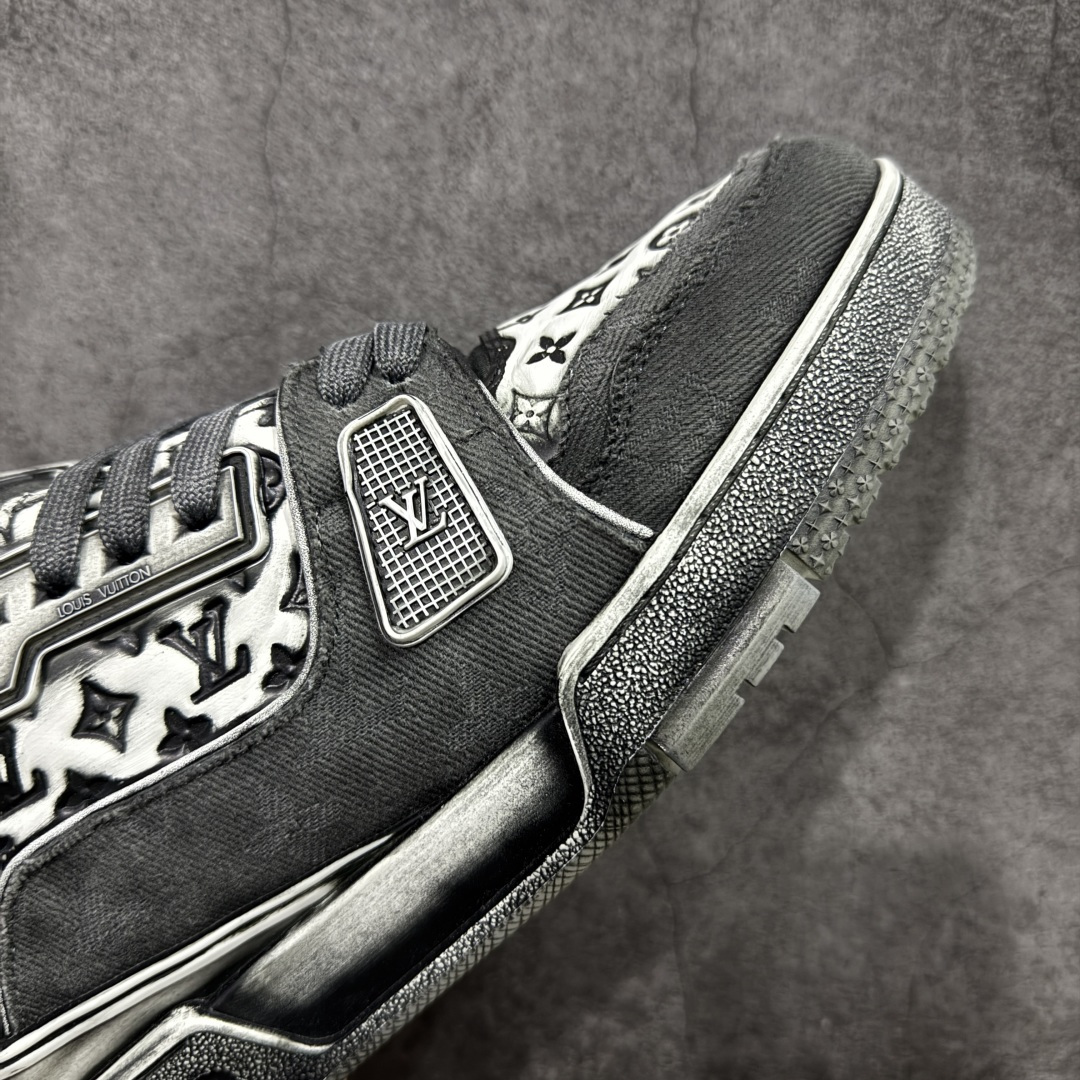 图片[6]-【YS纯原】广奢高端货 LOUIS VUITTON Trainer 水洗板鞋 ✦ LV Trainer 经典版型 · 水洗做旧风格 ✦ 原厂水洗工艺，每一双纹理自然不同 ✦ 复古质感拉满，街头氛围更高级 ✦ 鞋面采用头层小牛皮＋水洗帆布拼接 ✦ 色落自然不突兀，耐看不廉价 ✦ 原楦型开发，鞋型挺拔显脚小 ✦ 私模 TPU 组合大底 ✦ 脚感稳定，日常行走不累脚 ✦ 细节对版，整体完成度高 ✦ 专柜级包装＋配件齐全 ✦ 日常穿搭 / 情侣搭配 / 潮流首选 尺码：39-45-选品中心