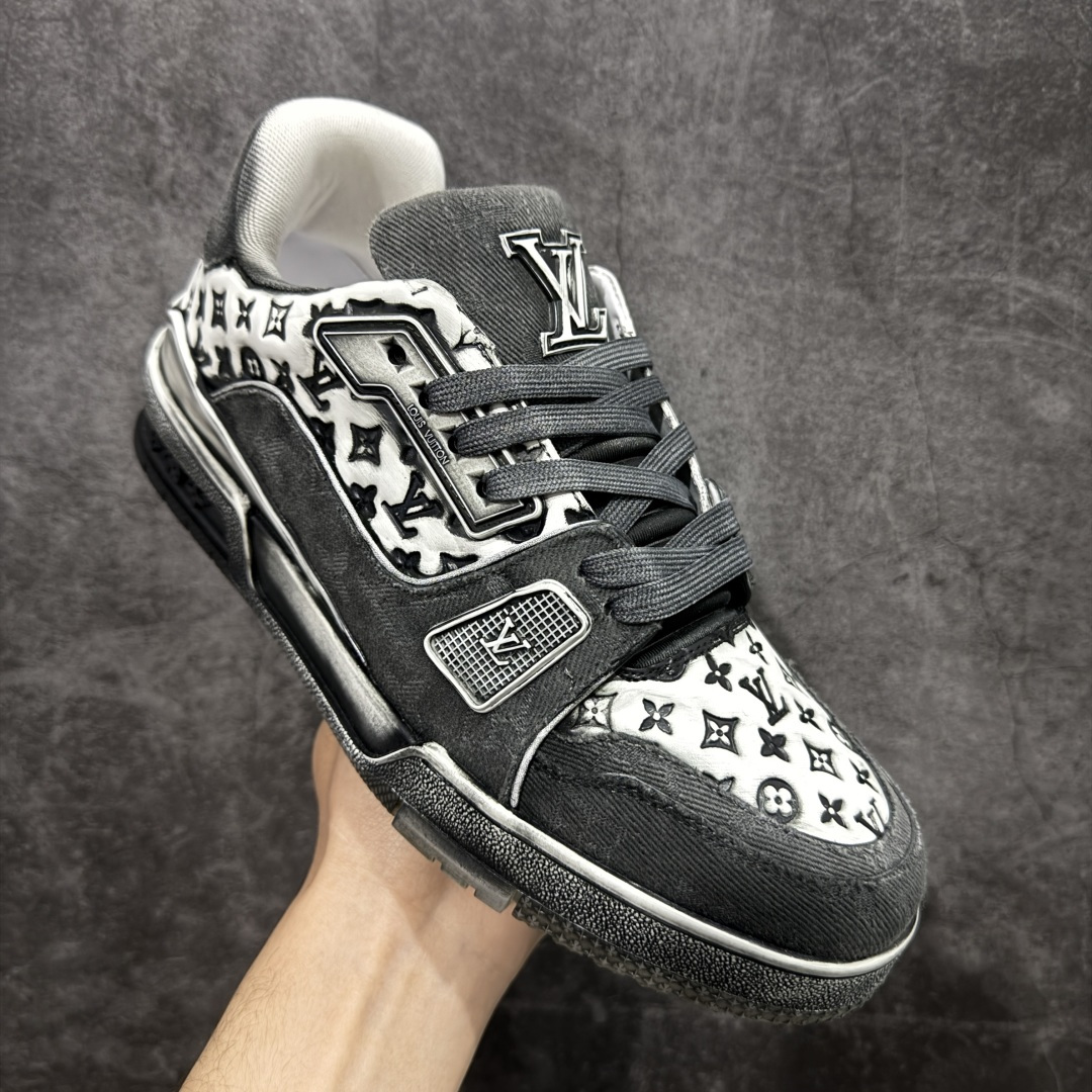 图片[3]-【YS纯原】广奢高端货 LOUIS VUITTON Trainer 水洗板鞋 ✦ LV Trainer 经典版型 · 水洗做旧风格 ✦ 原厂水洗工艺，每一双纹理自然不同 ✦ 复古质感拉满，街头氛围更高级 ✦ 鞋面采用头层小牛皮＋水洗帆布拼接 ✦ 色落自然不突兀，耐看不廉价 ✦ 原楦型开发，鞋型挺拔显脚小 ✦ 私模 TPU 组合大底 ✦ 脚感稳定，日常行走不累脚 ✦ 细节对版，整体完成度高 ✦ 专柜级包装＋配件齐全 ✦ 日常穿搭 / 情侣搭配 / 潮流首选 尺码：39-45-选品中心
