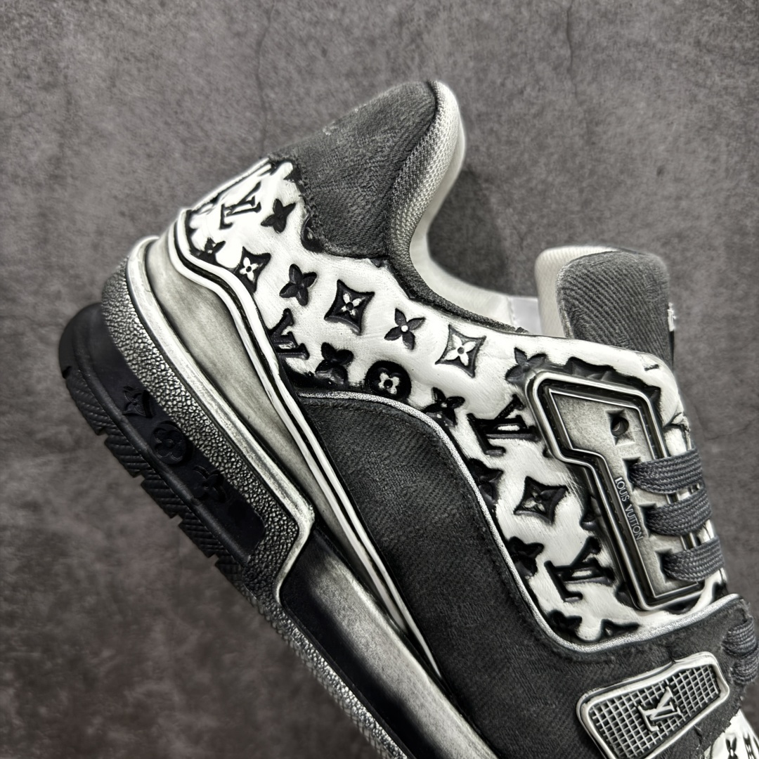 图片[7]-【YS纯原】广奢高端货 LOUIS VUITTON Trainer 水洗板鞋 ✦ LV Trainer 经典版型 · 水洗做旧风格 ✦ 原厂水洗工艺，每一双纹理自然不同 ✦ 复古质感拉满，街头氛围更高级 ✦ 鞋面采用头层小牛皮＋水洗帆布拼接 ✦ 色落自然不突兀，耐看不廉价 ✦ 原楦型开发，鞋型挺拔显脚小 ✦ 私模 TPU 组合大底 ✦ 脚感稳定，日常行走不累脚 ✦ 细节对版，整体完成度高 ✦ 专柜级包装＋配件齐全 ✦ 日常穿搭 / 情侣搭配 / 潮流首选 尺码：39-45-选品中心
