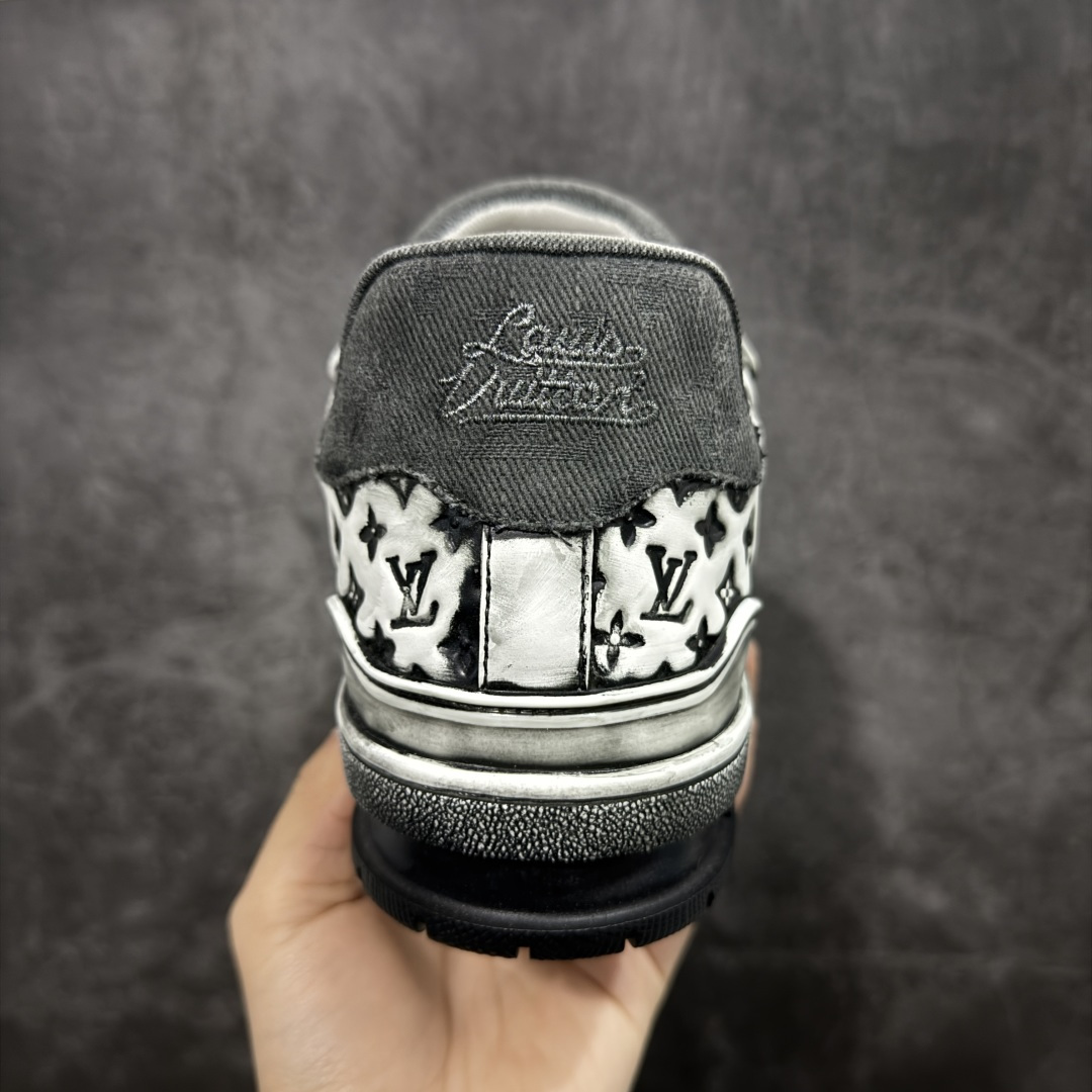 图片[4]-【YS纯原】广奢高端货 LOUIS VUITTON Trainer 水洗板鞋 ✦ LV Trainer 经典版型 · 水洗做旧风格 ✦ 原厂水洗工艺，每一双纹理自然不同 ✦ 复古质感拉满，街头氛围更高级 ✦ 鞋面采用头层小牛皮＋水洗帆布拼接 ✦ 色落自然不突兀，耐看不廉价 ✦ 原楦型开发，鞋型挺拔显脚小 ✦ 私模 TPU 组合大底 ✦ 脚感稳定，日常行走不累脚 ✦ 细节对版，整体完成度高 ✦ 专柜级包装＋配件齐全 ✦ 日常穿搭 / 情侣搭配 / 潮流首选 尺码：39-45-选品中心